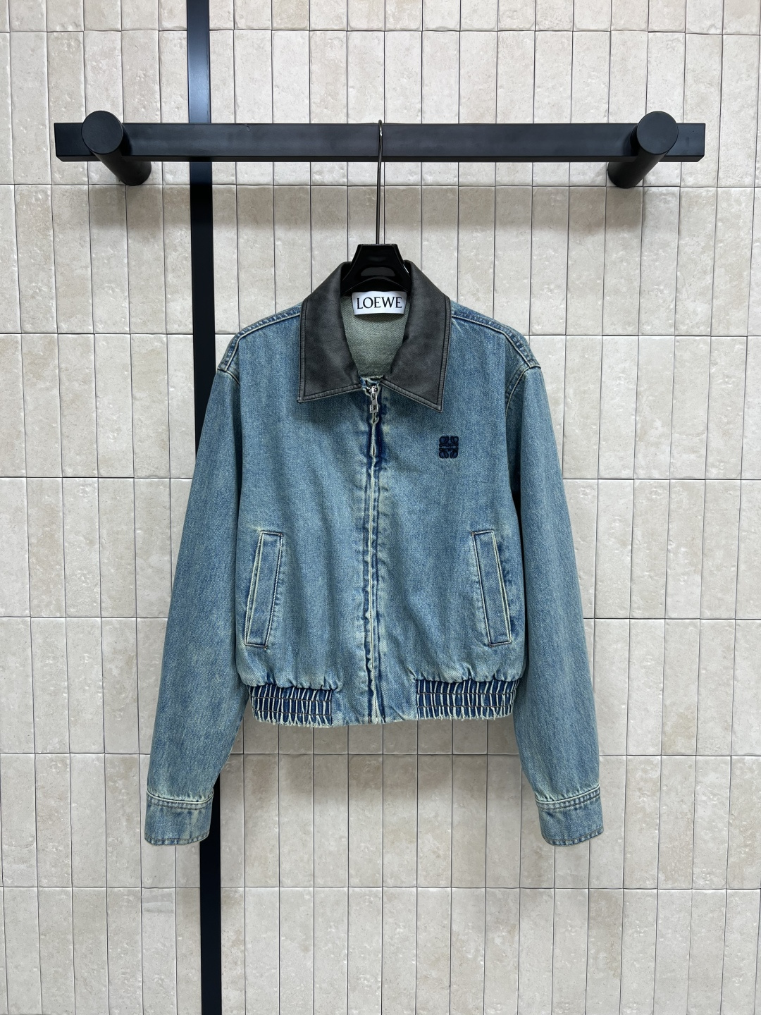 NO:465093,LW Home 25 Early Autumn New Leather Lapel Denim Jacket Jacket Can Be Controlled for Any Body, Sweet and Salt American Retro Style, Versatile and Fashionable and High-end Temperature, Super Beautiful, You Can Easily Wear a Fashionable Style, Any Combination, Very Wide Fabric, Very Wonderful Texture, Very Wonderful, Very Wonderful, Workmanship Quality, One Color, Three Codes, Size/S-M-L,, Jackets & Coats, Jackets & Coats, Alexander Wang19860909LW家25早秋新款 皮革翻领牛仔夹克外套 任何身材都可驾驭 可甜可盐美式复古风 百搭时髦又高级的调调 上身超级好看 随便搭配都能轻松穿出时髦范面料挺阔质感很赞 做工品质看细节一色三码Size/S-M-L,,jackets & coats,jackets & coats,alexander wang,Women's clothing