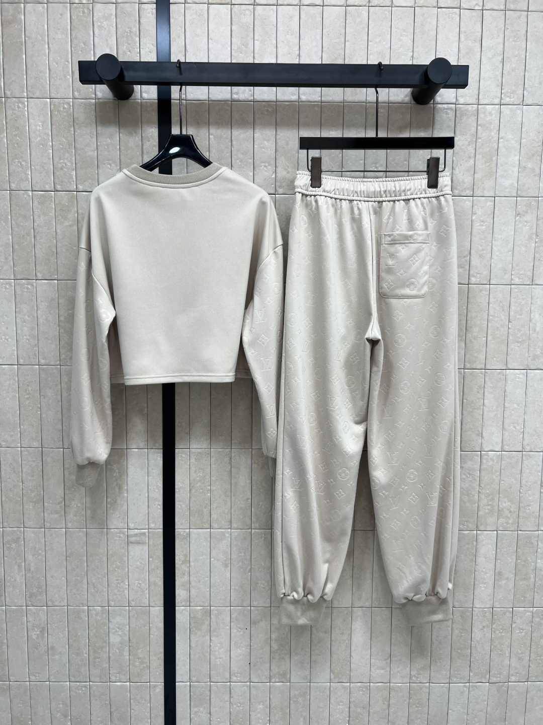 L家 25早秋新款 浮雕老花提花休闲套装 圆领廓形卫衣+松紧卫裤 绝绝子一套搭配 圆领拼接浮雕老花衣袖设