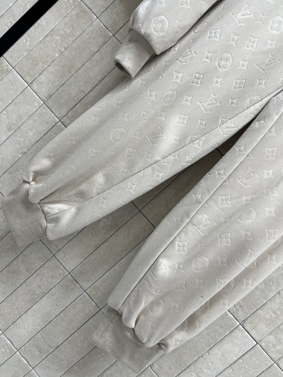 L家 25早秋新款 浮雕老花提花休闲套装 圆领廓形卫衣+松紧卫裤 绝绝子一套搭配 圆领拼接浮雕老花衣袖设