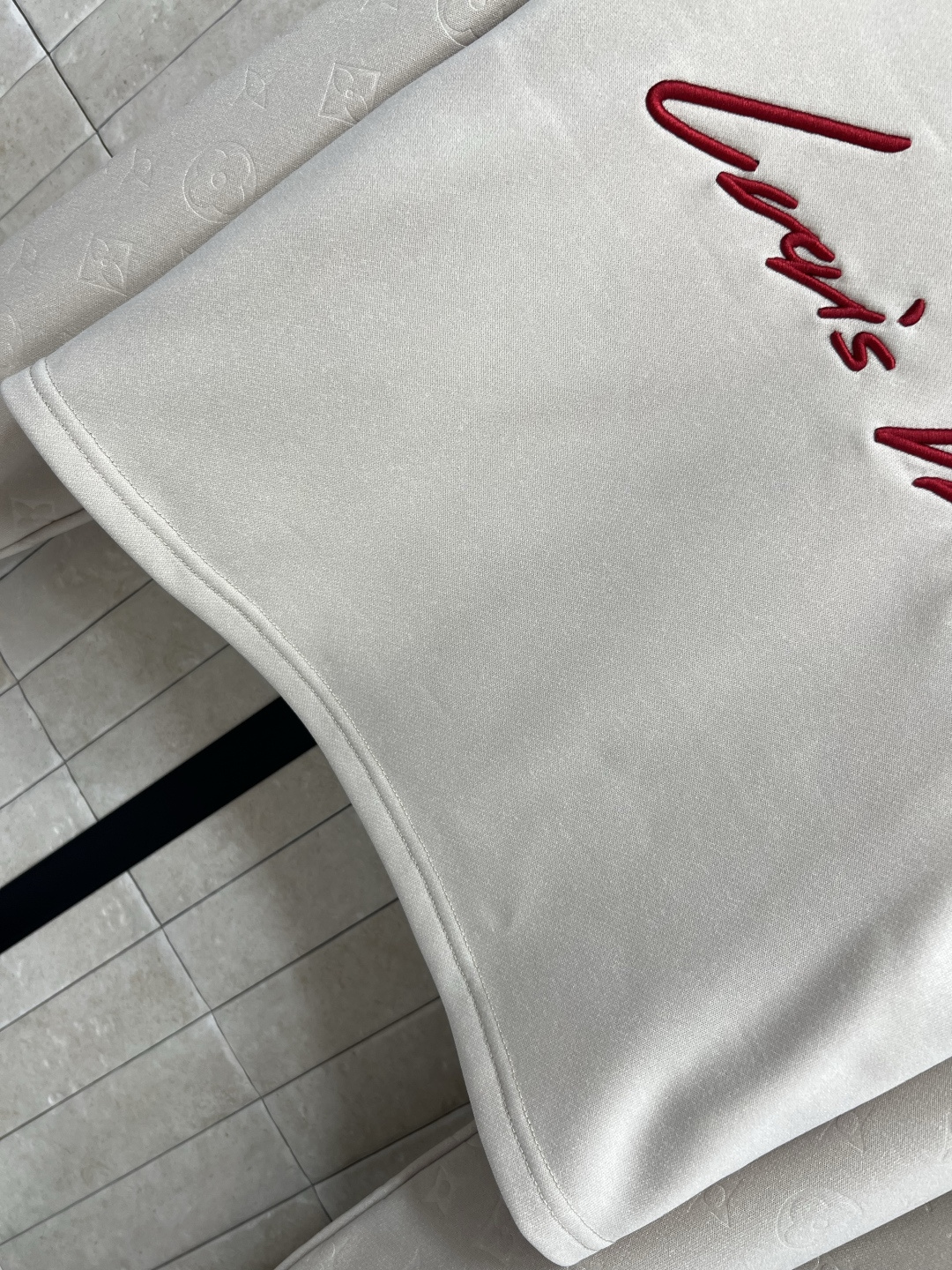 L家 25早秋新款 浮雕老花提花休闲套装 圆领廓形卫衣+松紧卫裤 绝绝子一套搭配 圆领拼接浮雕老花衣袖设