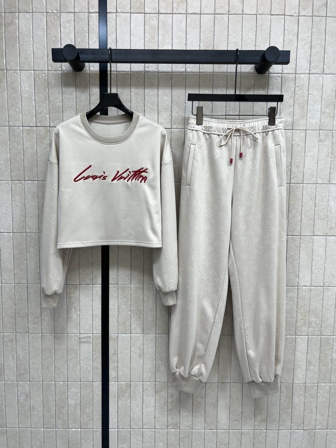 NO:465099,L Home 25 early autumn new style, relief presbyterian jacquard casual suit, round neck silhouette sweatshirt + elastic trousers, Juezi's one set of matching, round neck spliced ​​embroidered presbyterian sleeve design, loose short style, chest embroidered letter logo dot, super high recognition and easy, separate matching is also a versatile item, one set for sale, two colors and three codes, Size/S-M-L,,louis vuitton,hoodie, sweatshirts, alexander wang19860909L家 25早秋新款 浮雕老花提花休闲套装 圆领廓形卫衣+松紧卫裤 绝绝子一套搭配 圆领拼接浮雕老花衣袖设计 宽松短款版型 胸前刺绣字母logo点辍 拥有超高辨识度并且轻松 分开搭配也是百搭的单品 一套出售 两色三码 Size/S-M-L,,louis vuitton,hoodie,sweatshirts,alexander wang,Women's clothing