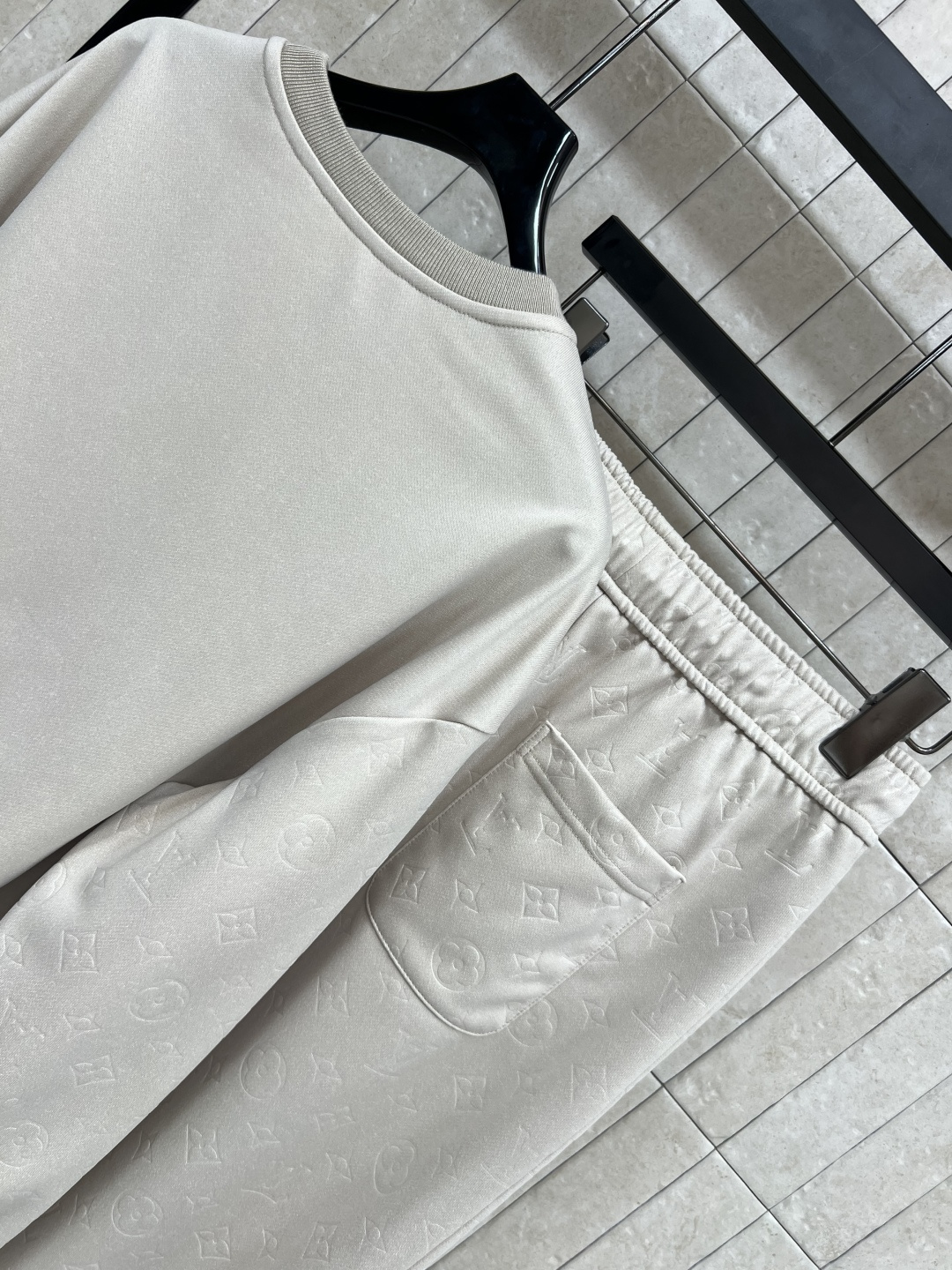 L家 25早秋新款 浮雕老花提花休闲套装 圆领廓形卫衣+松紧卫裤 绝绝子一套搭配 圆领拼接浮雕老花衣袖设