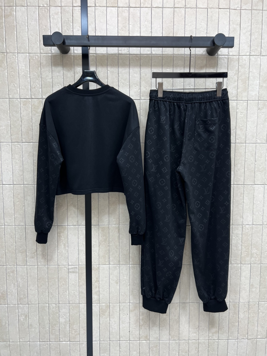 L家 25早秋新款 浮雕老花提花休闲套装 圆领廓形卫衣+松紧卫裤 绝绝子一套搭配 圆领拼接浮雕老花衣袖设