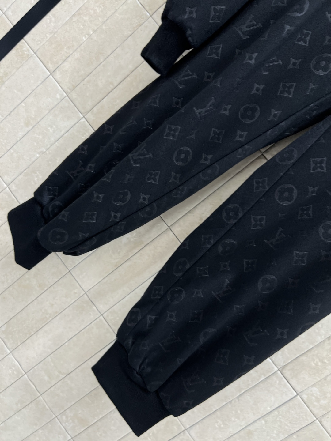 L家 25早秋新款 浮雕老花提花休闲套装 圆领廓形卫衣+松紧卫裤 绝绝子一套搭配 圆领拼接浮雕老花衣袖设