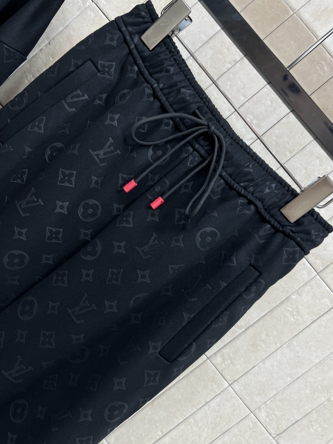 L家 25早秋新款 浮雕老花提花休闲套装 圆领廓形卫衣+松紧卫裤 绝绝子一套搭配 圆领拼接浮雕老花衣袖设