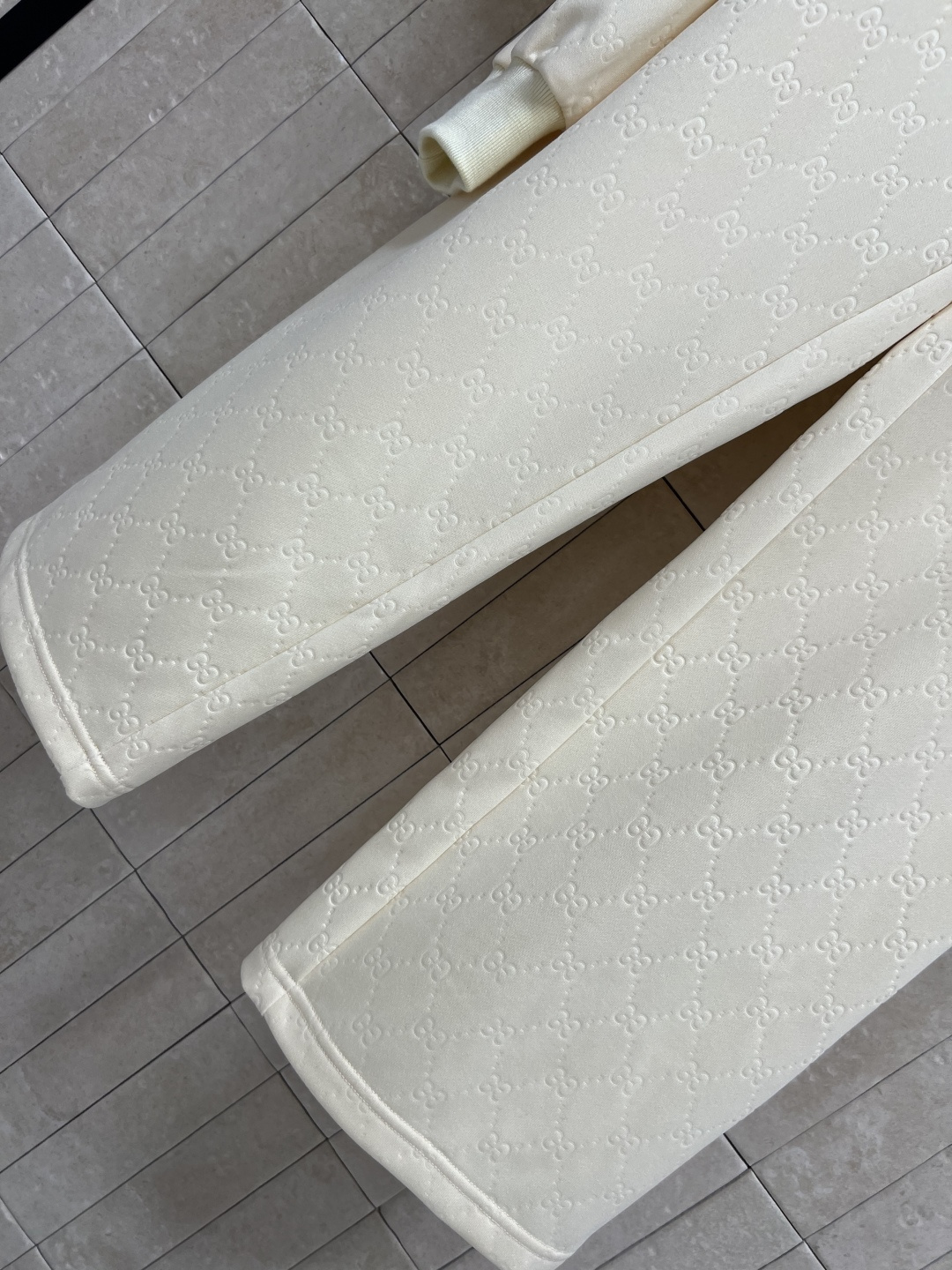 G家 25早秋新款 浮雕双G提花休闲套装 圆领廓形卫衣+松紧卫裤 绝绝子一套搭配 圆领拼接浮雕双G提花衣