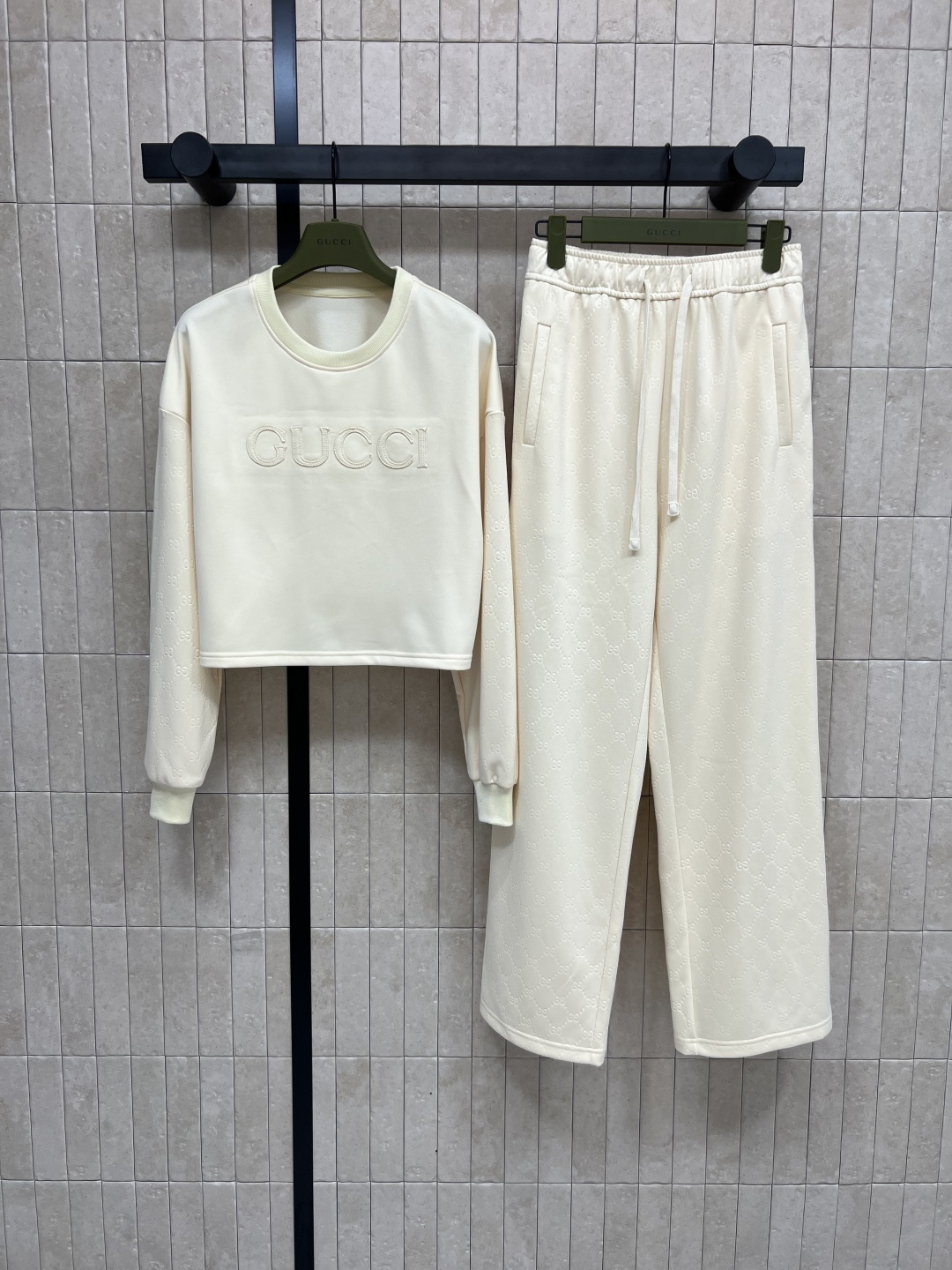 NO:465075,G Home 25 early autumn new style, relief double G jacquard casual set, round neck silhouette sweatshirt + elastic trousers, a set of matching, round neck spliced ​​relief double G jacquard sleeve design, loose short style, letter logo on the chest, ultra-high recognition and easy, separate matching is also a versatile item, one set for sale, two colors and three codes, Size/S-M-L,, gucci, hoodie, sweatshirts, alexander wang19860909G家 25早秋新款 浮雕双G提花休闲套装 圆领廓形卫衣+松紧卫裤 绝绝子一套搭配 圆领拼接浮雕双G提花衣袖设计 宽松短款版型 胸前字母logo点辍 拥有超高辨识度并且轻松 分开搭配也是百搭的单品 一套出售 两色三码 Size/S-M-L,,gucci,hoodie,sweatshirts,alexander wang,Women's clothing