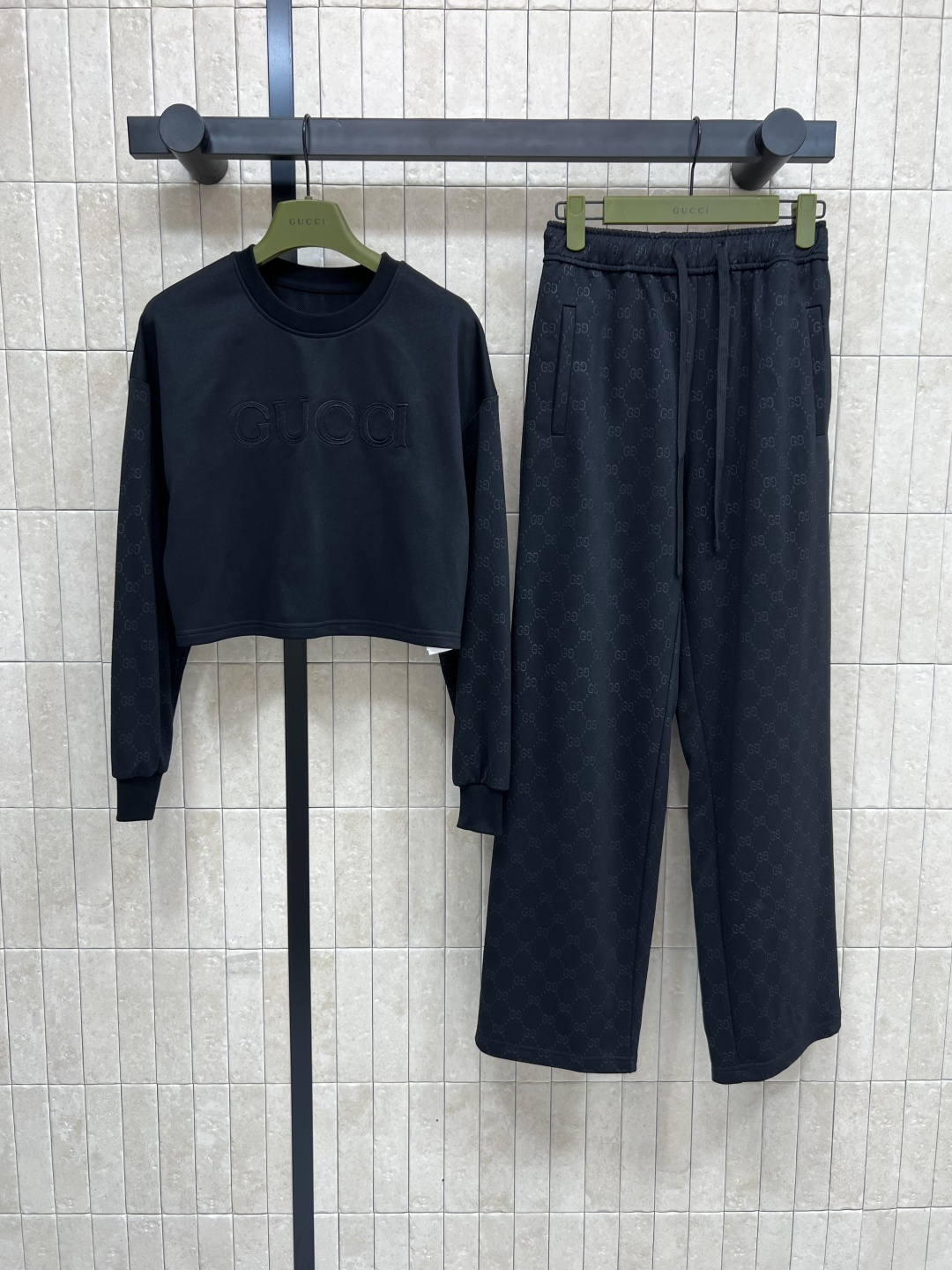 NO:465084,G Home 25 early autumn new style, relief double G jacquard casual set, round neck silhouette sweatshirt + elastic trousers, a set of matching, round neck spliced ​​relief double G jacquard sleeve design, loose short style, letter logo on the chest, ultra-high recognition and easy, separate matching is also a versatile item, one set for sale, two colors and three codes, Size/S-M-L,, gucci, hoodie, sweatshirts, alexander wang19860909G家 25早秋新款 浮雕双G提花休闲套装 圆领廓形卫衣+松紧卫裤 绝绝子一套搭配 圆领拼接浮雕双G提花衣袖设计 宽松短款版型 胸前字母logo点辍 拥有超高辨识度并且轻松 分开搭配也是百搭的单品 一套出售 两色三码 Size/S-M-L,,gucci,hoodie,sweatshirts,alexander wang,Women's clothing