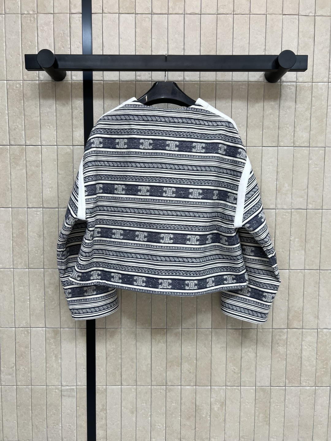 CE家 25早秋新款 条纹logo提花圆领夹克外套 凯旋门条纹提花设计 时尚独特的细节和图案让它成为时尚