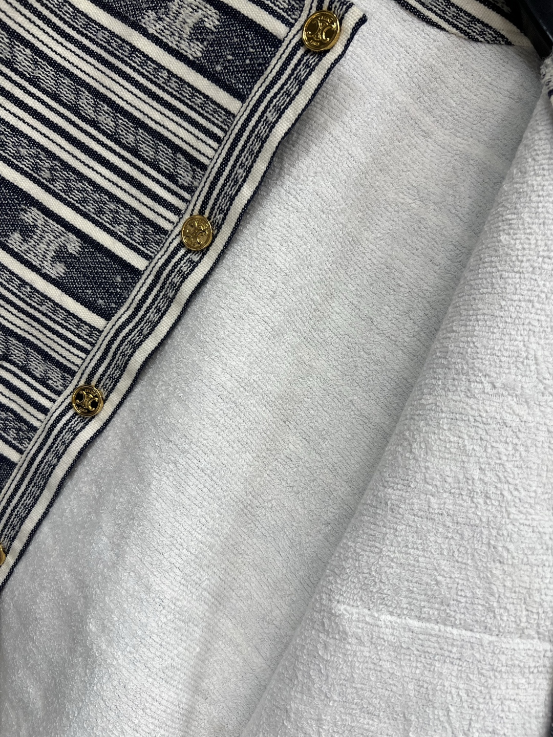 CE家 25早秋新款 条纹logo提花圆领夹克外套 凯旋门条纹提花设计 时尚独特的细节和图案让它成为时尚