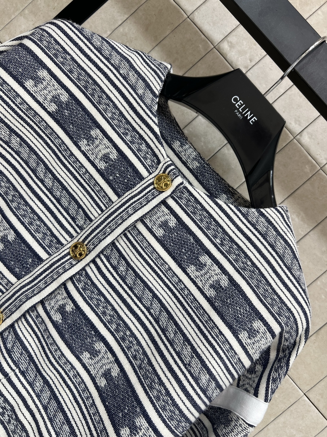 CE家 25早秋新款 条纹logo提花圆领夹克外套 凯旋门条纹提花设计 时尚独特的细节和图案让它成为时尚