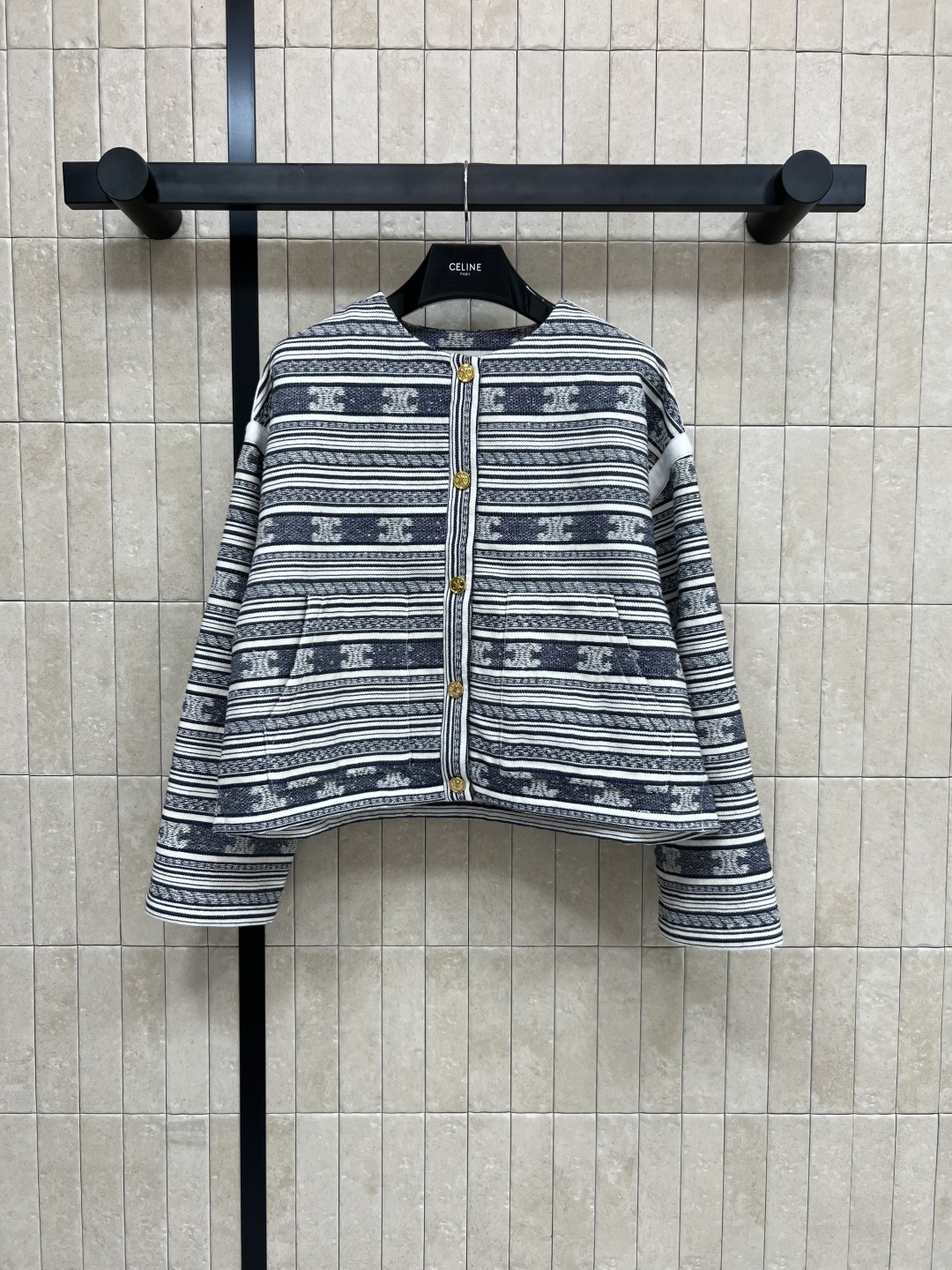 NO:465094,CE Home 25 early autumn new style striped logo jacquard round-neck jacket Arc de Triomphe striped jacquard design fashionable and unique details and patterns make it the focus of fashion. Hardware breasted decoration. Temperament small round neck to modify the neck. Versatile and fashionable. The upper body reduces age and is fashionable. Super temperament. The loose style is not picky. The daily cool and warm are both cool and warm. Easy to grasp the temperament and age-reducing girlish feeling. One color three-code Size/S-M-L,, jackets & coats, jackets & coats, alexander wang19860909CE家 25早秋新款 条纹logo提花圆领夹克外套 凯旋门条纹提花设计 时尚独特的细节和图案让它成为时尚的焦点 五金排扣修饰 气质小圆领修饰脖颈 百搭又时髦 上身减龄洋气 超级显气质 宽松版型不挑人 日常酷帅保暖两不误 轻松拿捏气质减龄少女感 一色三码Size/S-M-L,,jackets & coats,jackets & coats,alexander wang,Women's clothing