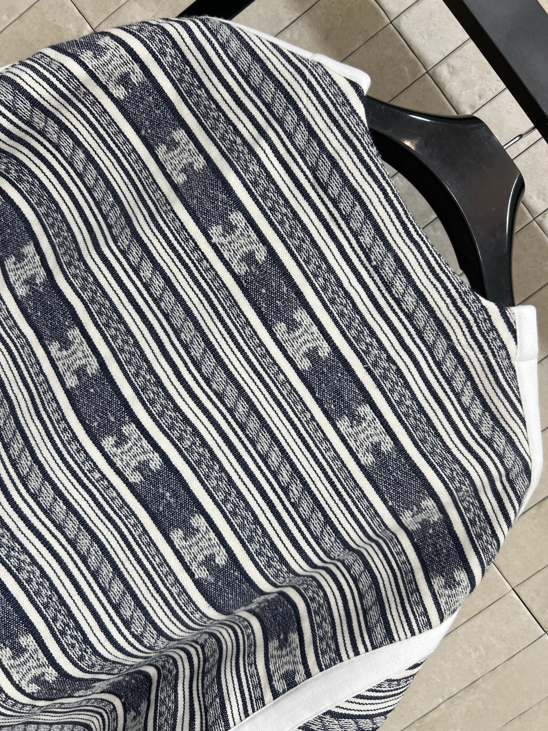 CE家 25早秋新款 条纹logo提花圆领夹克外套 凯旋门条纹提花设计 时尚独特的细节和图案让它成为时尚