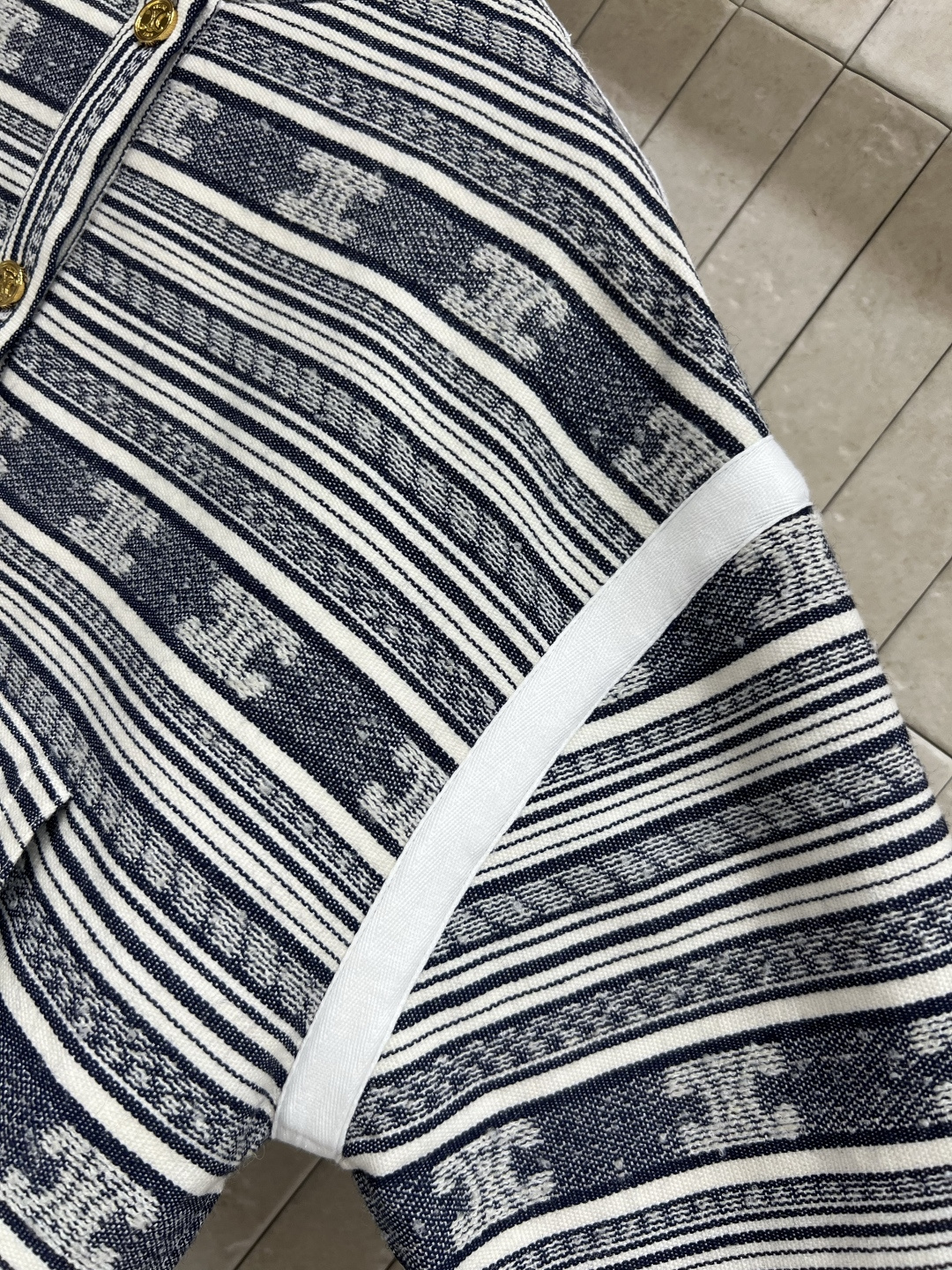 CE家 25早秋新款 条纹logo提花圆领夹克外套 凯旋门条纹提花设计 时尚独特的细节和图案让它成为时尚