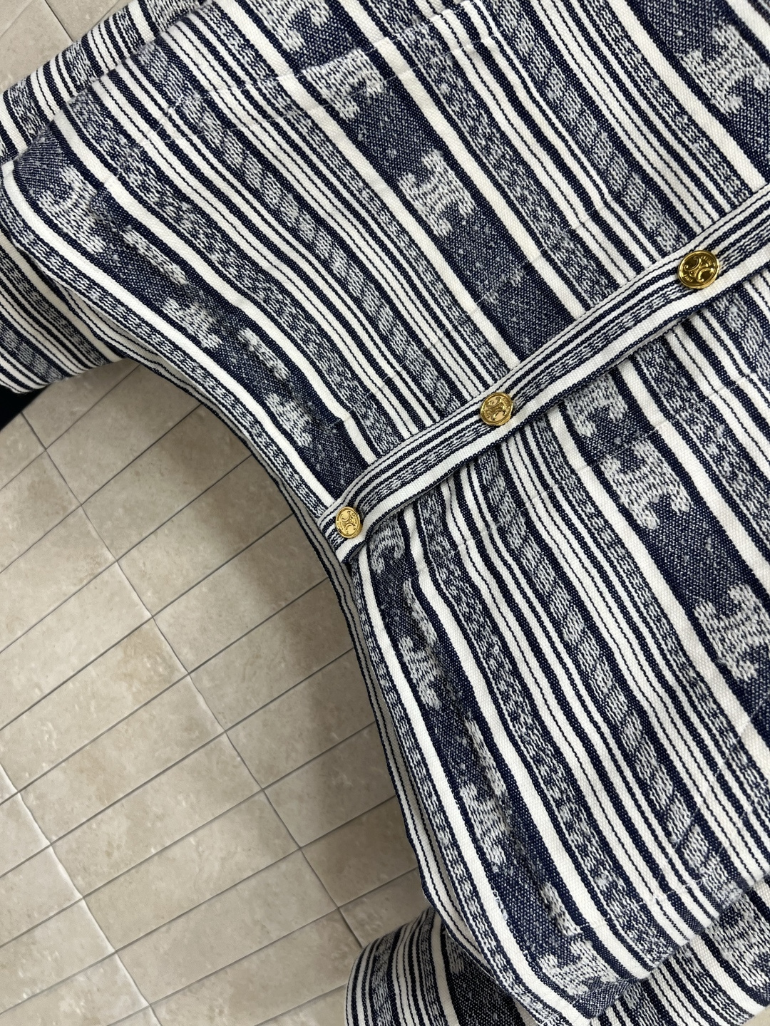 CE家 25早秋新款 条纹logo提花圆领夹克外套 凯旋门条纹提花设计 时尚独特的细节和图案让它成为时尚