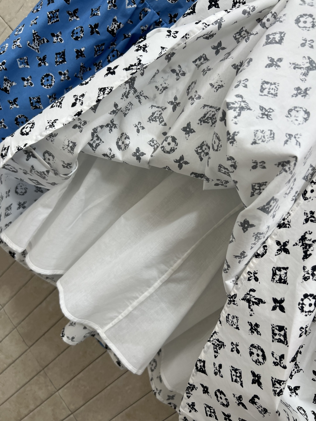 L家 25早秋新款 老花印花背心收腰连衣裙 经典的全幅Logo时髦又高级  背心连衣裙款式打造减龄酷帅少