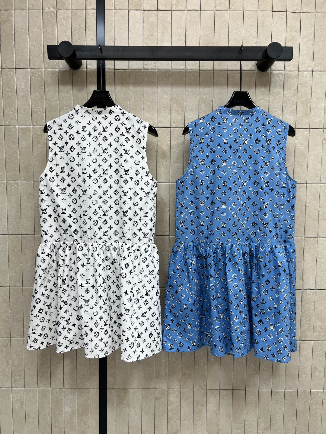 L家 25早秋新款 老花印花背心收腰连衣裙 经典的全幅Logo时髦又高级  背心连衣裙款式打造减龄酷帅少