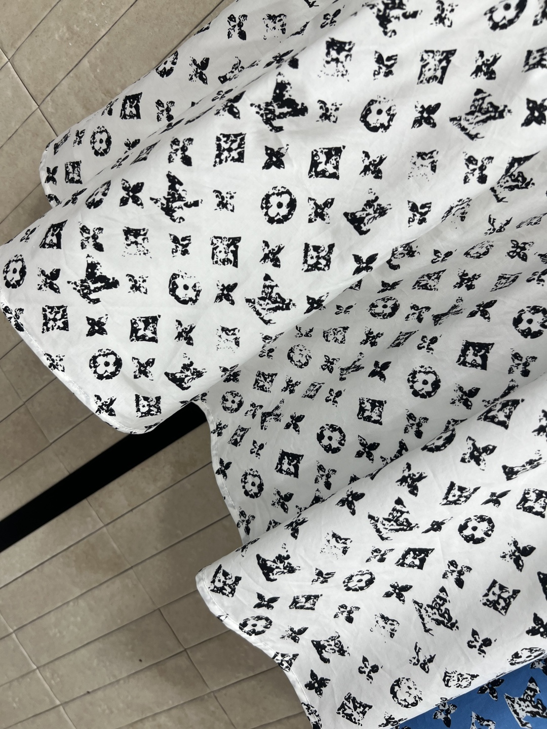 L家 25早秋新款 老花印花背心收腰连衣裙 经典的全幅Logo时髦又高级  背心连衣裙款式打造减龄酷帅少