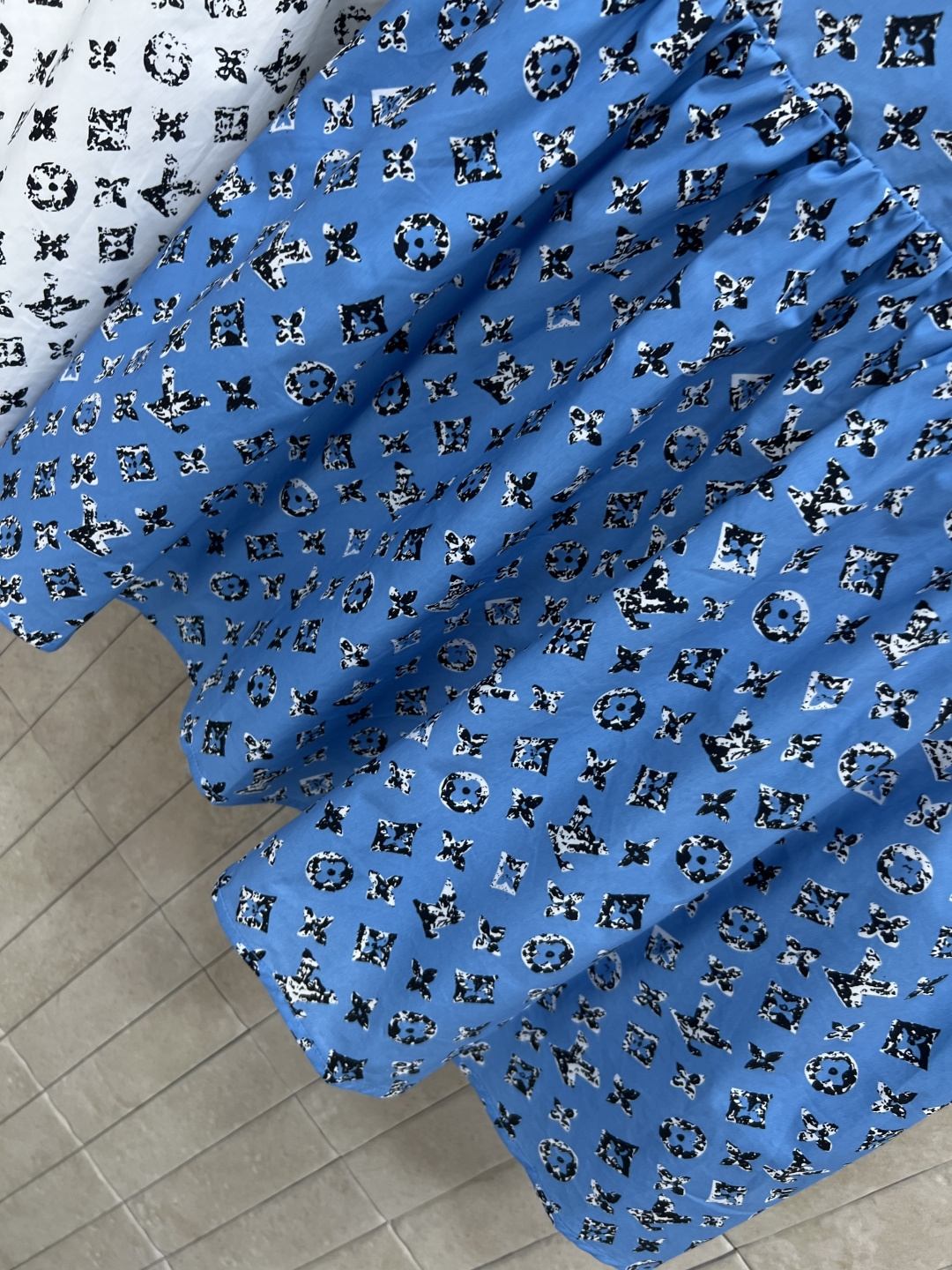 L家 25早秋新款 老花印花背心收腰连衣裙 经典的全幅Logo时髦又高级  背心连衣裙款式打造减龄酷帅少