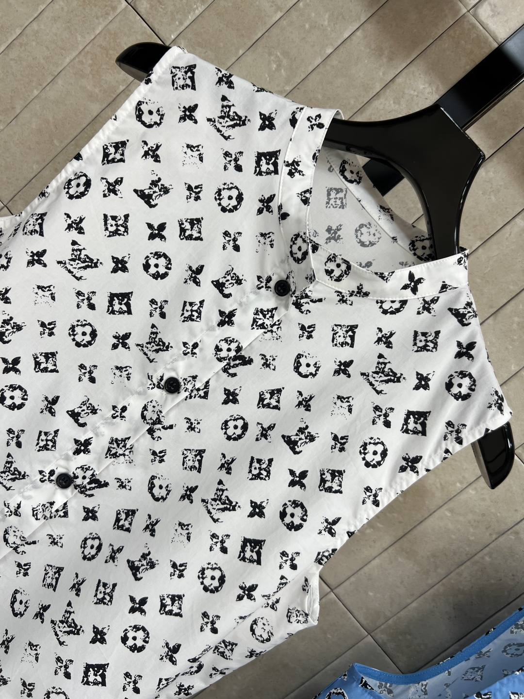 L家 25早秋新款 老花印花背心收腰连衣裙 经典的全幅Logo时髦又高级  背心连衣裙款式打造减龄酷帅少