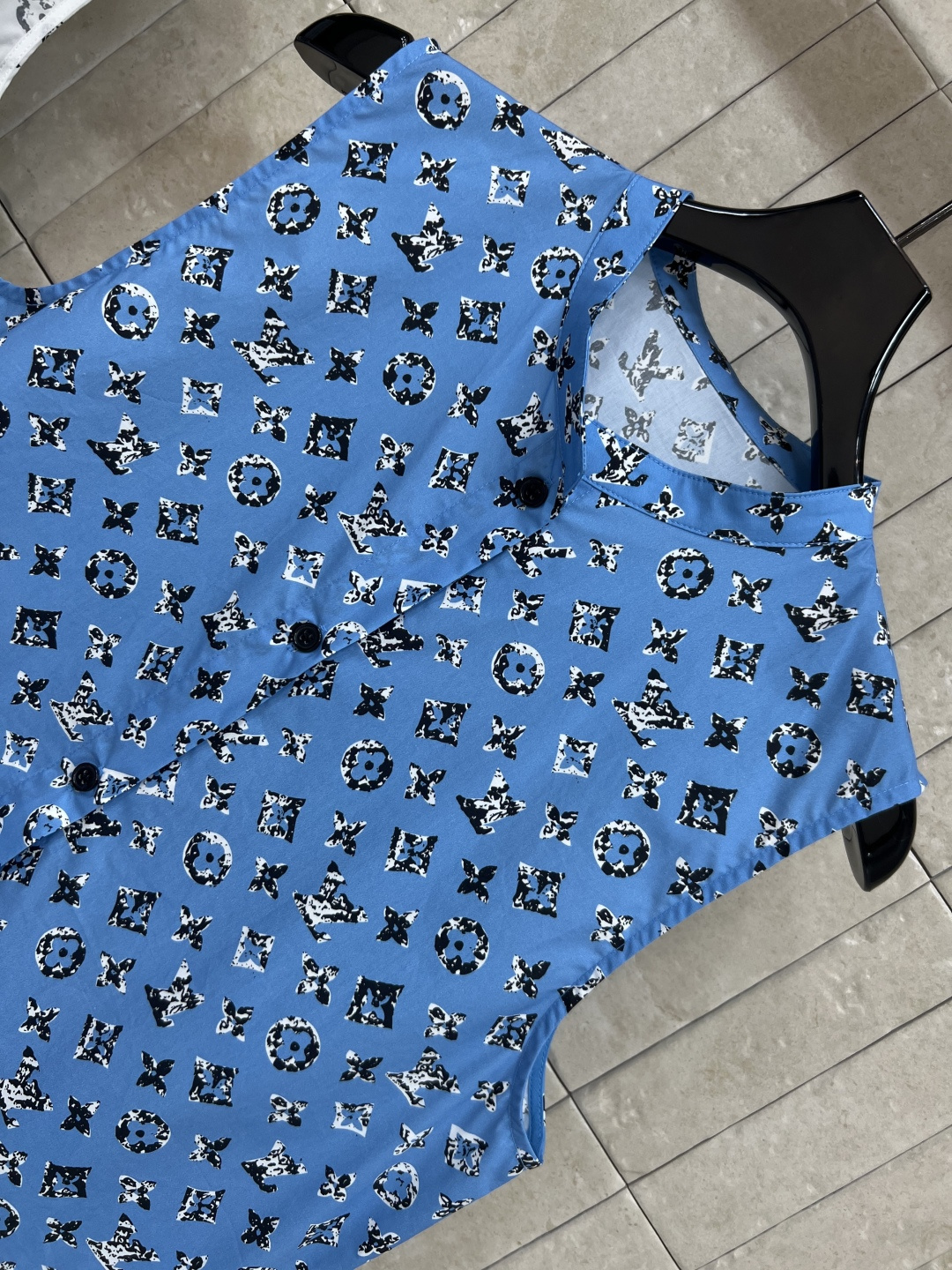 L家 25早秋新款 老花印花背心收腰连衣裙 经典的全幅Logo时髦又高级  背心连衣裙款式打造减龄酷帅少