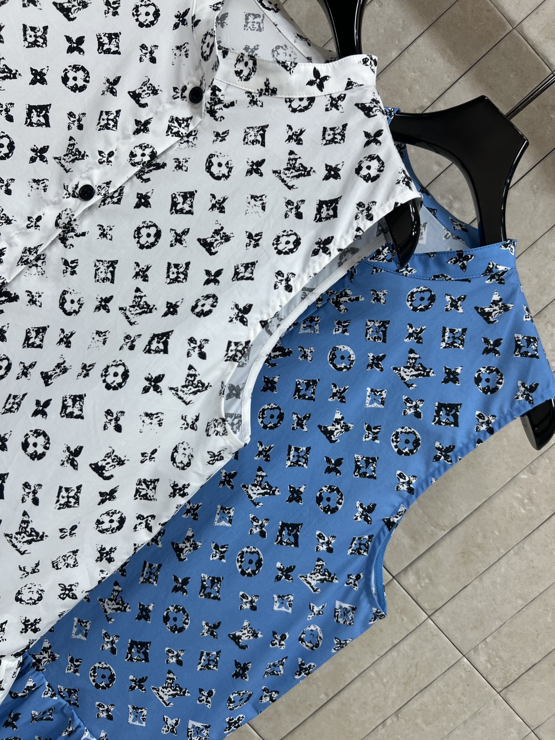 L家 25早秋新款 老花印花背心收腰连衣裙 经典的全幅Logo时髦又高级  背心连衣裙款式打造减龄酷帅少