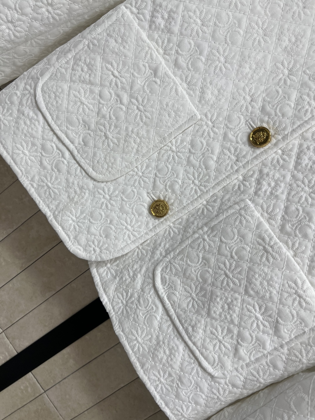 CE家 25早秋新款 菱形凯旋门提花棉服外套 上身复古又时髦优雅 对于任何身材都能随意驾驭 重工菱格车线