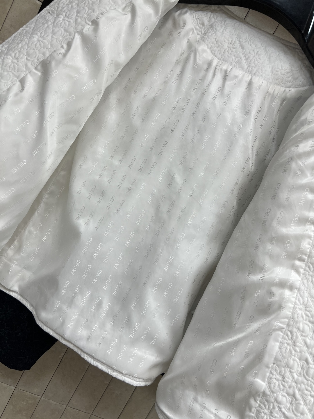 CE家 25早秋新款 菱形凯旋门提花棉服外套 上身复古又时髦优雅 对于任何身材都能随意驾驭 重工菱格车线