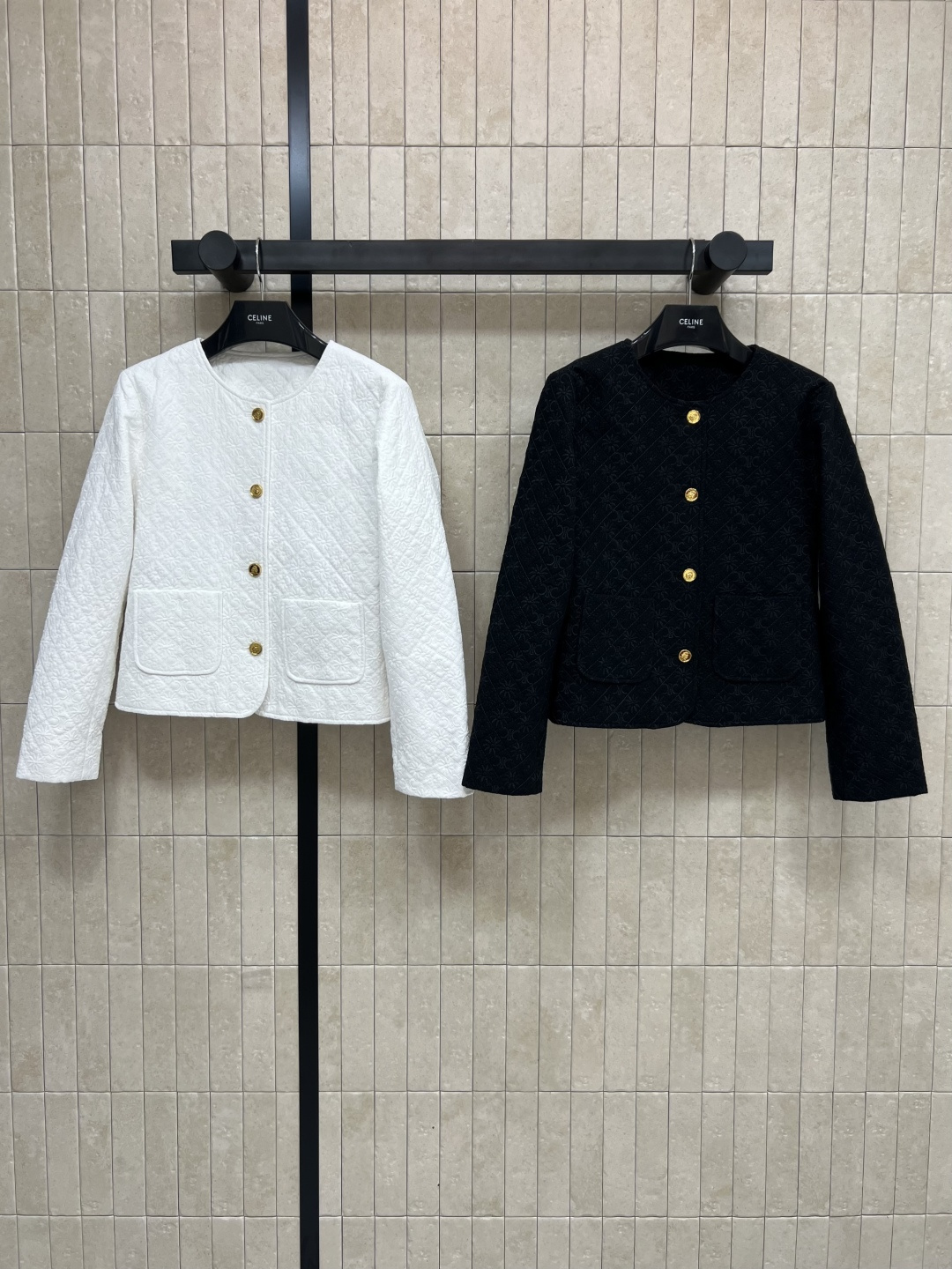 NO:465112,CE Home 25 early autumn new style diamond Arc de Triomphe jacquard cotton jacket, top body retro and fashionable and elegant, for any body, Heavy Industry diamond car line cotton jacket, very heavy industry series, full freeze-frame cut piece, equally delicate inside and outside, very light and not bulky, warm and powerful, the key is to be fashionable enough, loose style is very hidden and slimming Customized hardware accessories, logo jacquard lining inside, excellent details, two colors and three codes Size/36-38-40,,jackets & coats,alexander wang19860909CE家 25早秋新款 菱形凯旋门提花棉服外套 上身复古又时髦优雅 对于任何身材都能随意驾驭 重工菱格车线棉服 非常重工的系列 全定格裁片 内外一样精致 非常轻便不会笨重 保暖又很强大 重点是足够时髦感 宽松版型非常藏肉显瘦 定制的五金配件 里面logo提花内衬 细节超赞 两色三码Size/36-38-40,,jackets & coats,alexander wang,Women's clothing