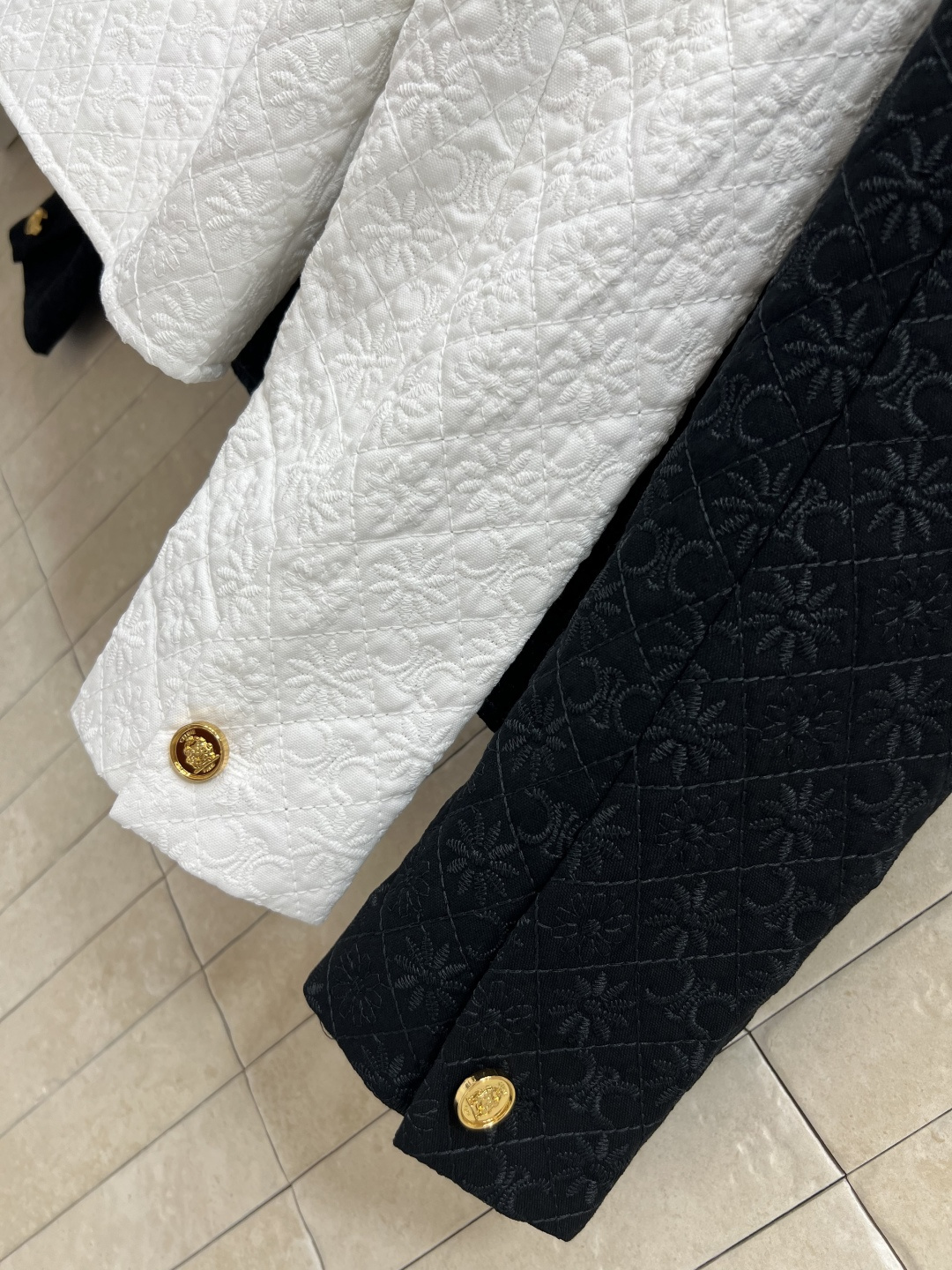 CE家 25早秋新款 菱形凯旋门提花棉服外套 上身复古又时髦优雅 对于任何身材都能随意驾驭 重工菱格车线