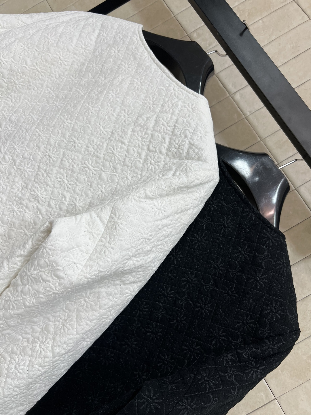 CE家 25早秋新款 菱形凯旋门提花棉服外套 上身复古又时髦优雅 对于任何身材都能随意驾驭 重工菱格车线