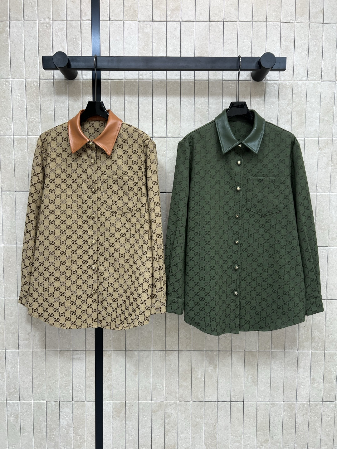 NO:466919,G Home 25 early autumn new style, double G jacquard leather lapel shirt, interpreting the retro style, age-reducing college stand-up collar shirt jacket, leather spliced ​​lapel design, classic slim fit style is not picky and versatile and fashionable, matched with original metal buckle, luxurious and high-end original custom GG jacquard fabric texture three-dimensional and stylish, two colors and three codes Size/S-M-L,,gucci,jackets & coats,shirts,alexander wang19860909G家 25早秋新款 双G提花皮革翻领衬衫 演绎文艺复古风 减龄学院立领衬衫外套 皮革拼接翻领设计 经典的修身版型不挑人百搭又时髦 搭配原版金属扣奢华又高级 原版定制GG提花面料质感立体有型 两色三码 Size/S-M-L,,gucci,jackets & coats,shirts,alexander wang,Women's clothing