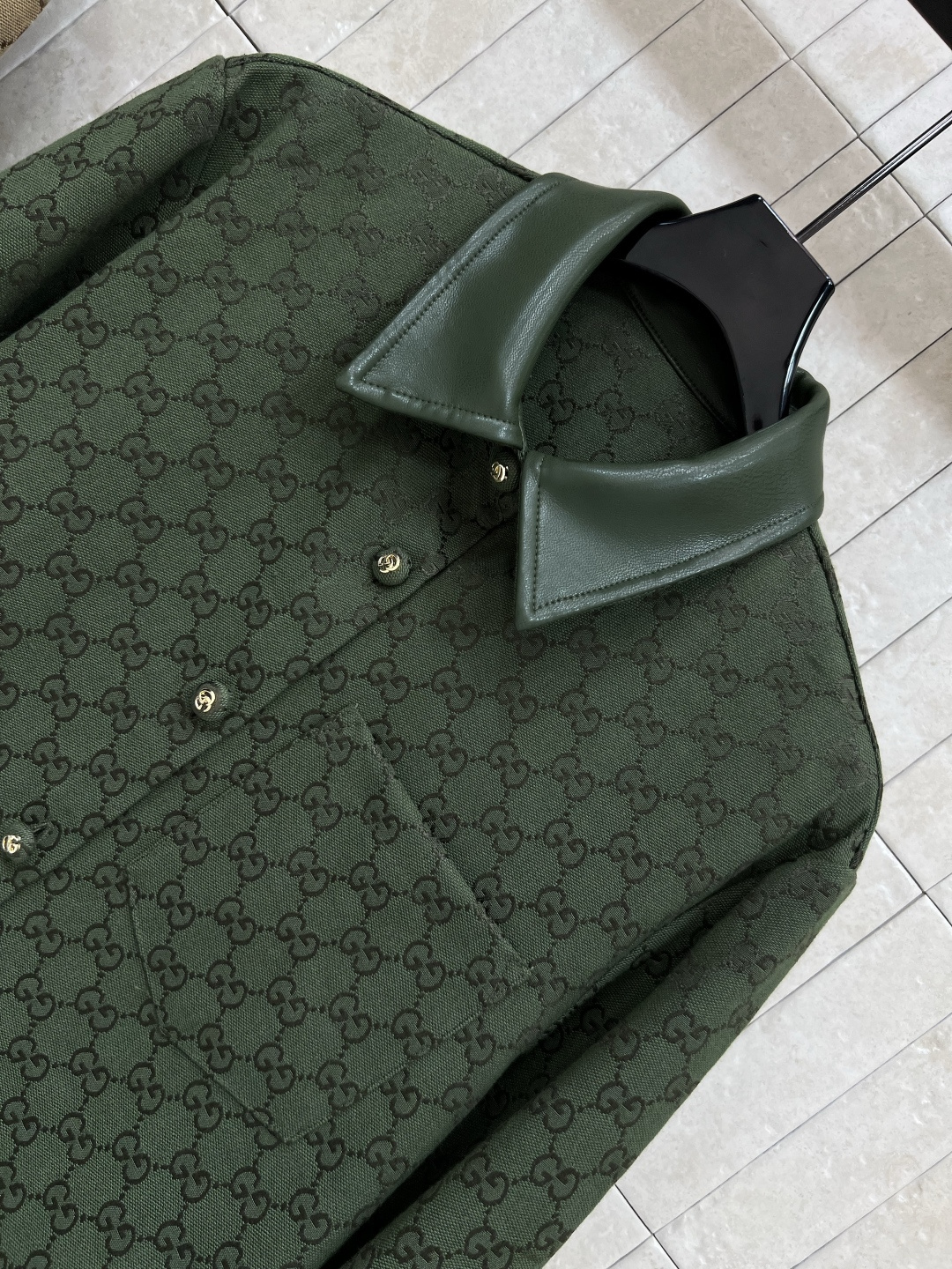 G家 25早秋新款 双G提花皮革翻领衬衫 演绎文艺复古风 减龄学院立领衬衫外套 皮革拼接翻领设计 经典的