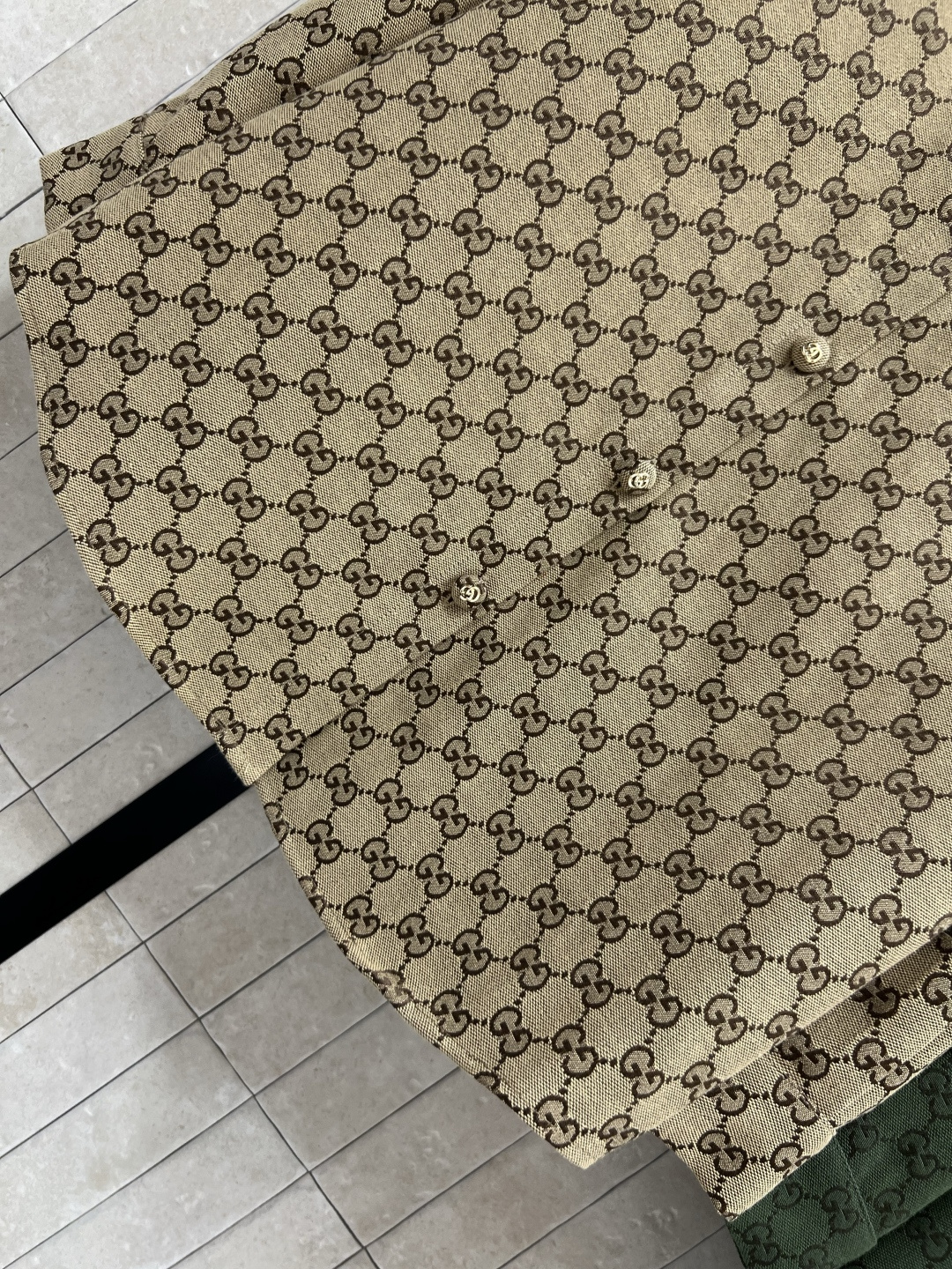 G家 25早秋新款 双G提花皮革翻领衬衫 演绎文艺复古风 减龄学院立领衬衫外套 皮革拼接翻领设计 经典的