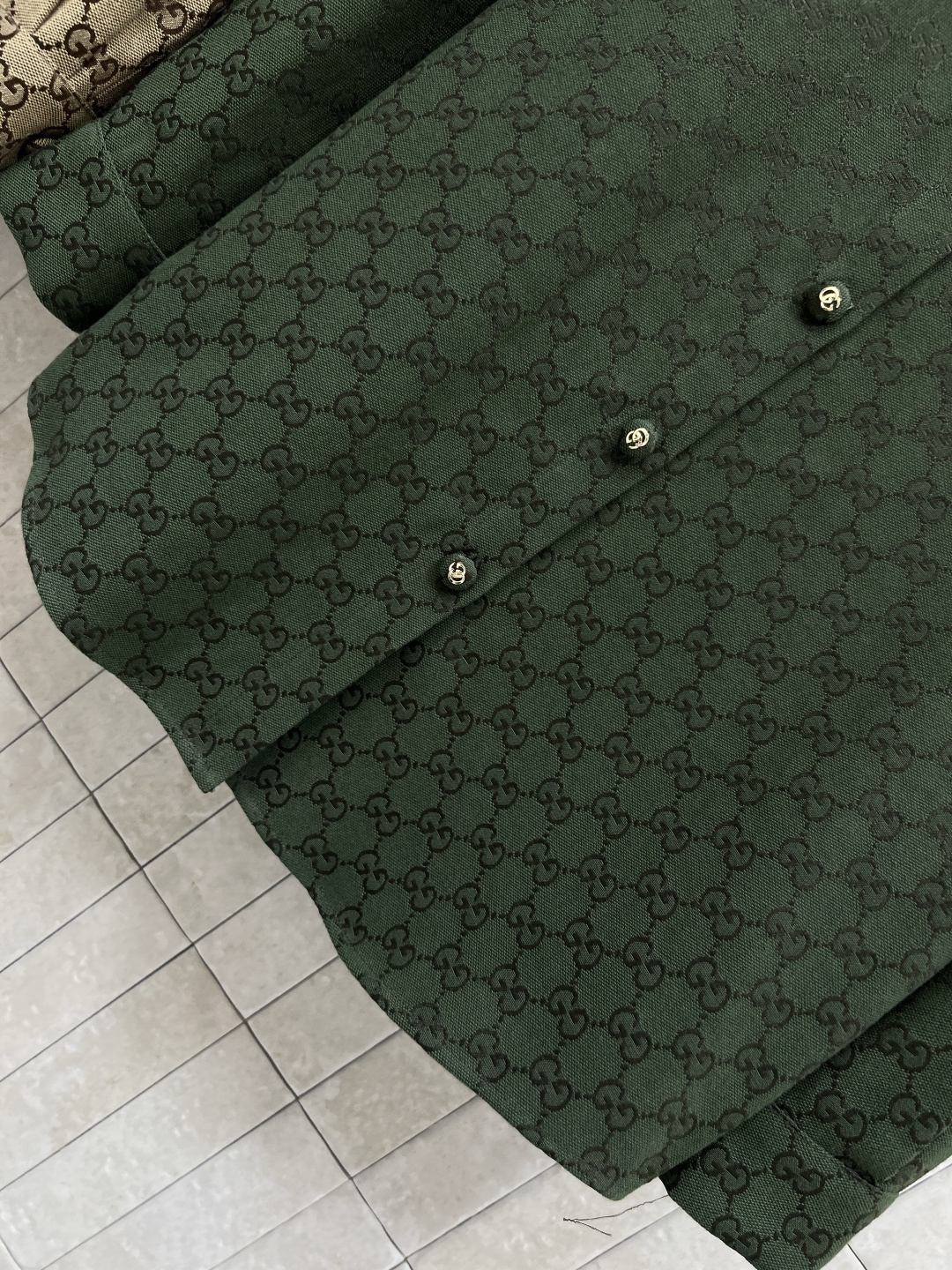 G家 25早秋新款 双G提花皮革翻领衬衫 演绎文艺复古风 减龄学院立领衬衫外套 皮革拼接翻领设计 经典的