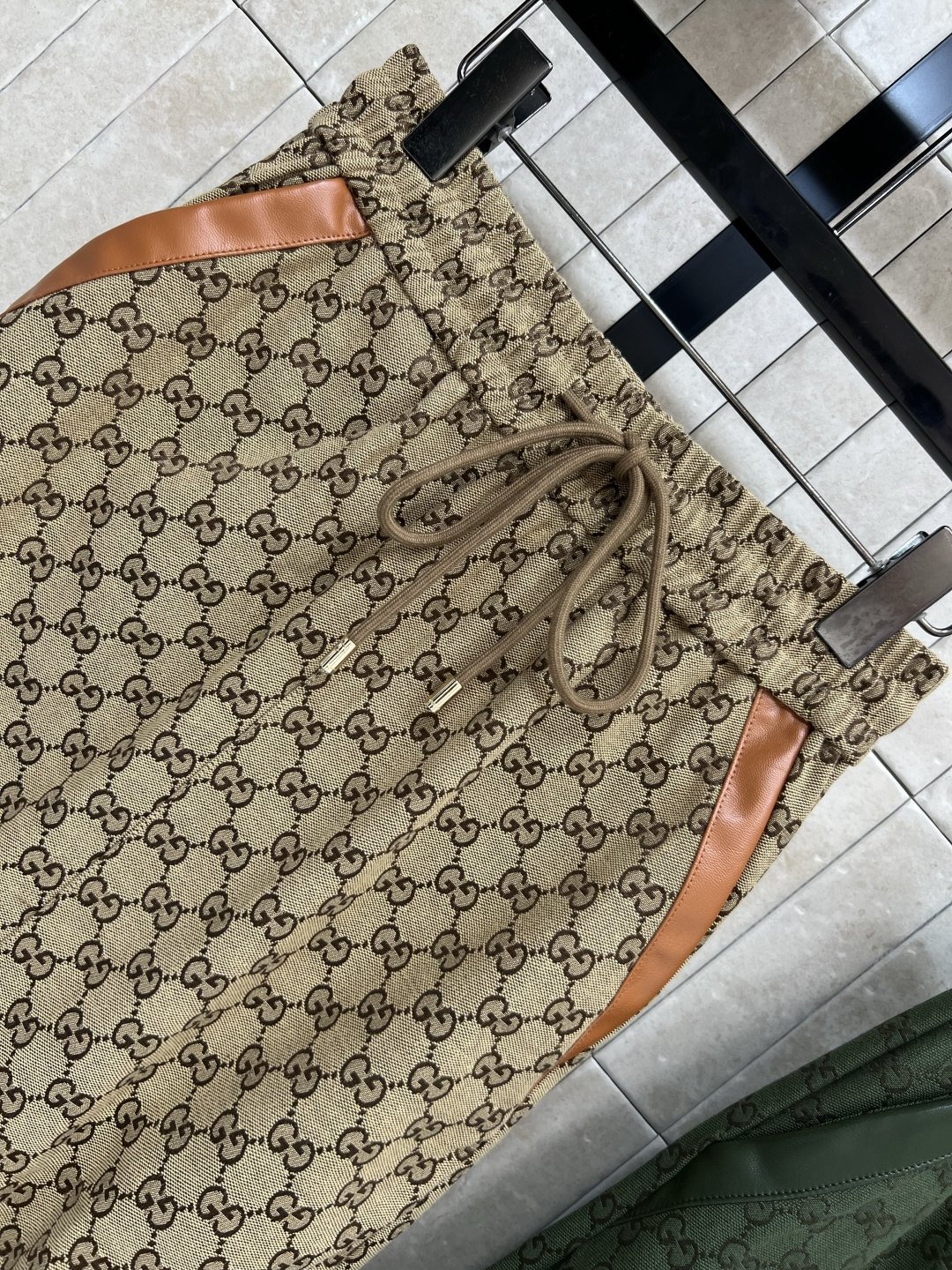 G家 25早秋新款 双G提花褶皱半身裙 松紧高腰抽绳收腰设计 裙摆两侧褶皱设计 走起路来超级拉风 定制双