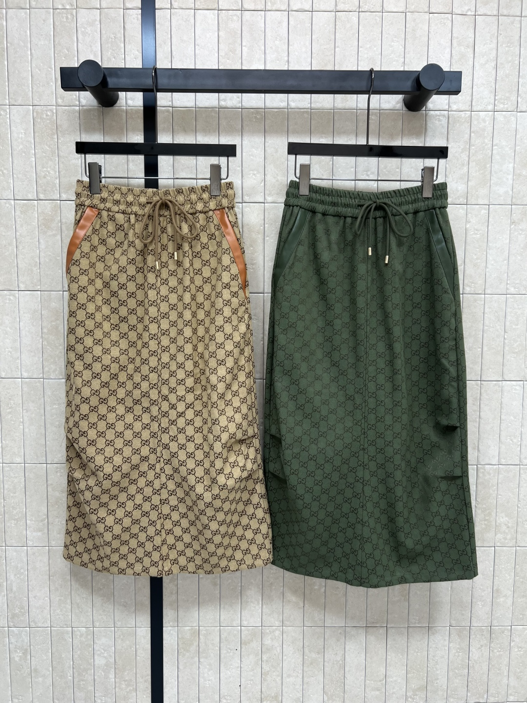 NO:466905,G Home 25 early autumn new style, double G jacquard pleated skirt, elastic high waist drawstring waist design, pleated design on both sides of the skirt, super cool and stylish, high-waisted drawstring, super cool and casual style, the upper body is very recognizable, two colors and three codes, Size/S-M-L,,gucci,skirts,alexander wang19860909G家 25早秋新款 双G提花褶皱半身裙 松紧高腰抽绳收腰设计 裙摆两侧褶皱设计 走起路来超级拉风 定制双G提花面料 两侧拼接皮革口袋装饰 上身超级百搭 酷帅又显身材 超级时髦 酷女孩必收款 炫酷休闲风 上身很有辨识度 两色三码 Size/S-M-L,,gucci,skirts,alexander wang,Women's clothing
