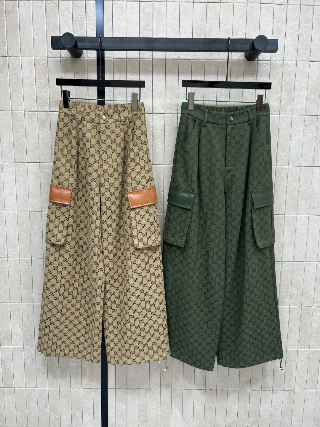 NO:466935,G Home 25 early autumn new style, double G jacquard drawstring work pants, high waist straight and high waist design, slim and hide flesh, double-sided spliced ​​leather work pocket decoration, customized double G gold logo buckle embellishment, fashionable and high-end, top body with a handsome feeling, trouser legs can be adjusted into radish pants for collecting feet, cool girls must receive, cool casual style, top body is very recognizable, two colors and three codes, Size/S-M-L,, gucci, alexander wang19860909G家 25早秋新款 双G提花抽绳工装裤 高腰直筒高腰设计 显瘦又藏肉 双侧拼接皮革工装口袋装饰 定制双G金色Logo扣饰点缀 时髦又高级 上身自带帅气感 裤脚抽绳可以调节成收脚的萝卜裤哦 酷女孩必收款 炫酷休闲风 上身很有辨识度 两色三码 Size/S-M-L,,gucci,alexander wang,Women's clothing