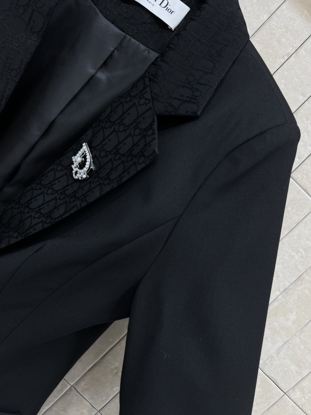 D家 25早秋新款 暗纹提花拼接西装外套 领口做的暗纹D字母提花拼接设计 立体修身剪裁 经典的的版型轻松