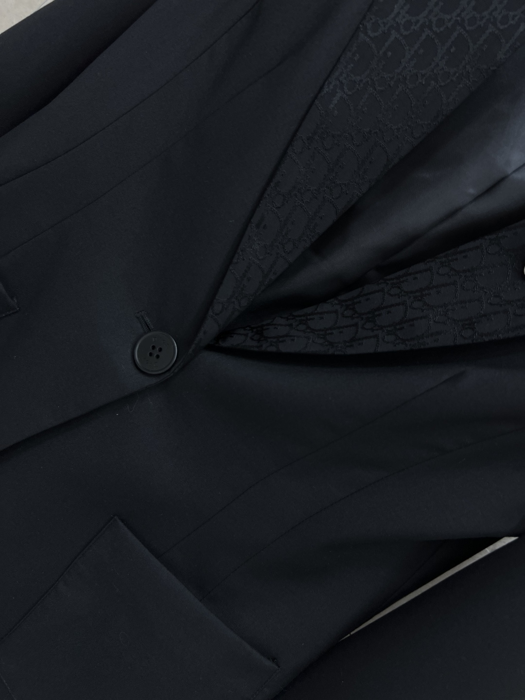 D家 25早秋新款 暗纹提花拼接西装外套 领口做的暗纹D字母提花拼接设计 立体修身剪裁 经典的的版型轻松