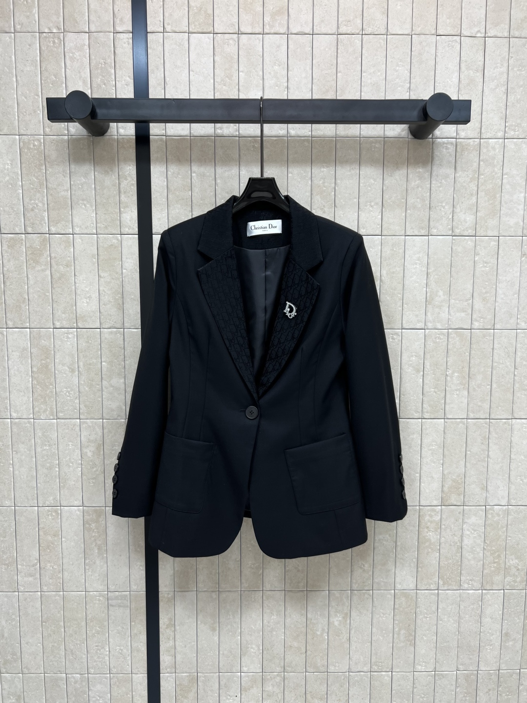 NO:465133,D Home 25 early autumn new dark pattern jacquard splicing suit jacket Dark pattern D letter jacquard splicing design made of collar Three-dimensional slim tailoring Classic style to easily wear high-end tone for any body Can be awesome with shoulder pad design Easy to have right-angle shoulder Delivery brooch Easy to match A versatile item for all casual and important occasions Fabric silky texture Excellent one color Three codes Size/S-M-L,,dior,jackets & coats,business suit,brooch,breastpin,alexander wang19860909D家 25早秋新款 暗纹提花拼接西装外套 领口做的暗纹D字母提花拼接设计 立体修身剪裁 经典的的版型轻松穿出高级调性 任何身材都可 包容性超赞 带有垫肩设计 轻松拥有直角肩 配送胸针 轻松搭配 休闲重要场合通吃的百搭单品 面料丝滑质感超赞 一色三码 Size/S-M-L,,dior,jackets & coats,business suit,brooch，breastpin,alexander wang,Women's clothing