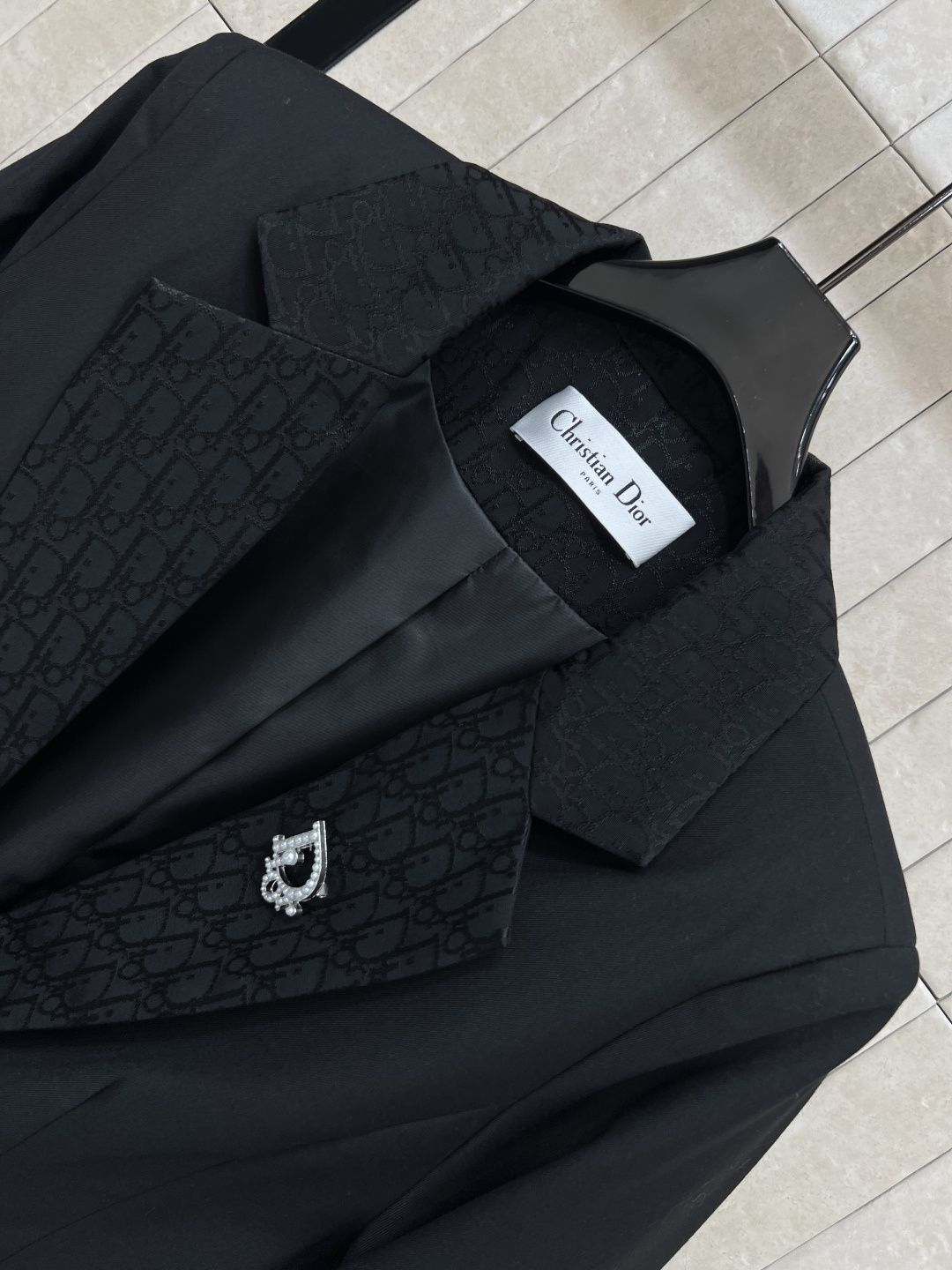 D家 25早秋新款 暗纹提花拼接西装外套 领口做的暗纹D字母提花拼接设计 立体修身剪裁 经典的的版型轻松