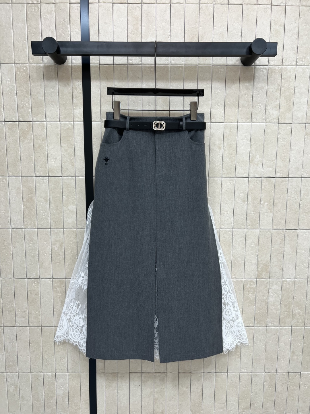 NO:466969,D Home 25 early autumn new style, belt decorative spliced ​​lace skirt, which shows long legs, high waist A-shaped style, easily embellish the waist and hips well, slit spliced ​​lace design on both sides, exquisite and elegant, looks good with shirt base, and is also good with a suit jacket. Two-color three-code Size/36-38-40,,dior, skirts, jackets & coats,shirts, business suit,alexander wang19860909D家 25早秋新款 腰带装饰拼接蕾丝半裙 妥妥的显腿长 高腰A字版型 轻松将腰部和臀部修饰的很好 两侧开叉拼接蕾丝设计 精致优雅 搭配衬衫打底都很好看 搭配西装外套也不错 两色三码Size/36-38-40,,dior,skirts,jackets & coats,shirts,business suit,alexander wang,Women's clothing