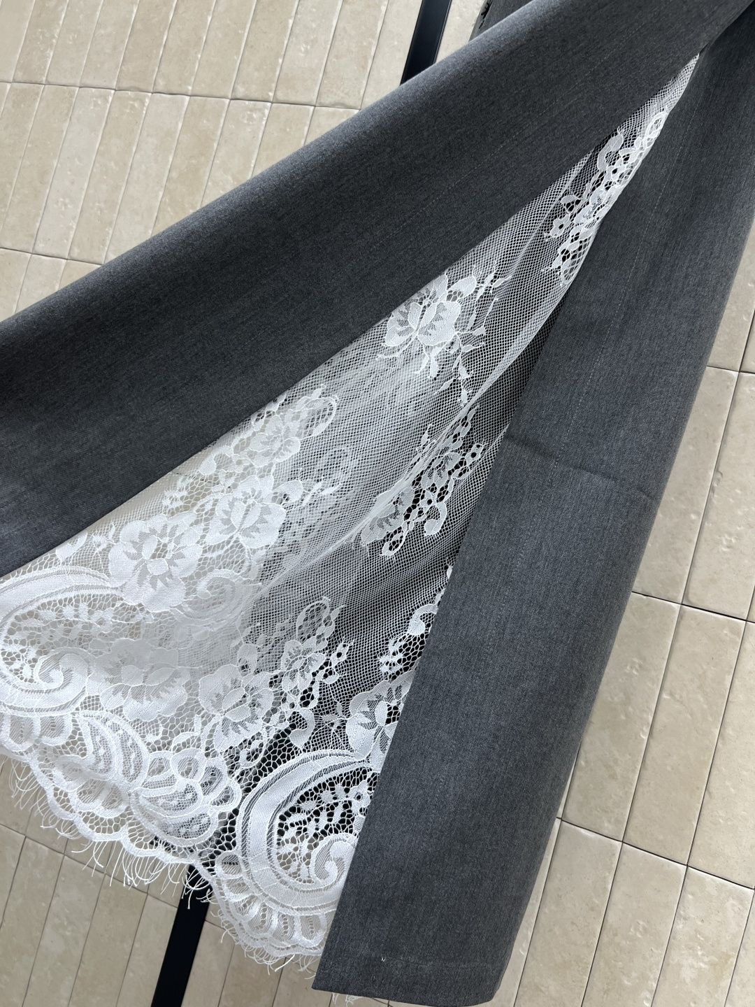 D家 25早秋新款 腰带装饰拼接蕾丝半裙 妥妥的显腿长 高腰A字版型 轻松将腰部和臀部修饰的很好 两侧开