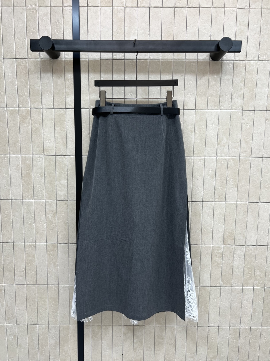 D家 25早秋新款 腰带装饰拼接蕾丝半裙 妥妥的显腿长 高腰A字版型 轻松将腰部和臀部修饰的很好 两侧开