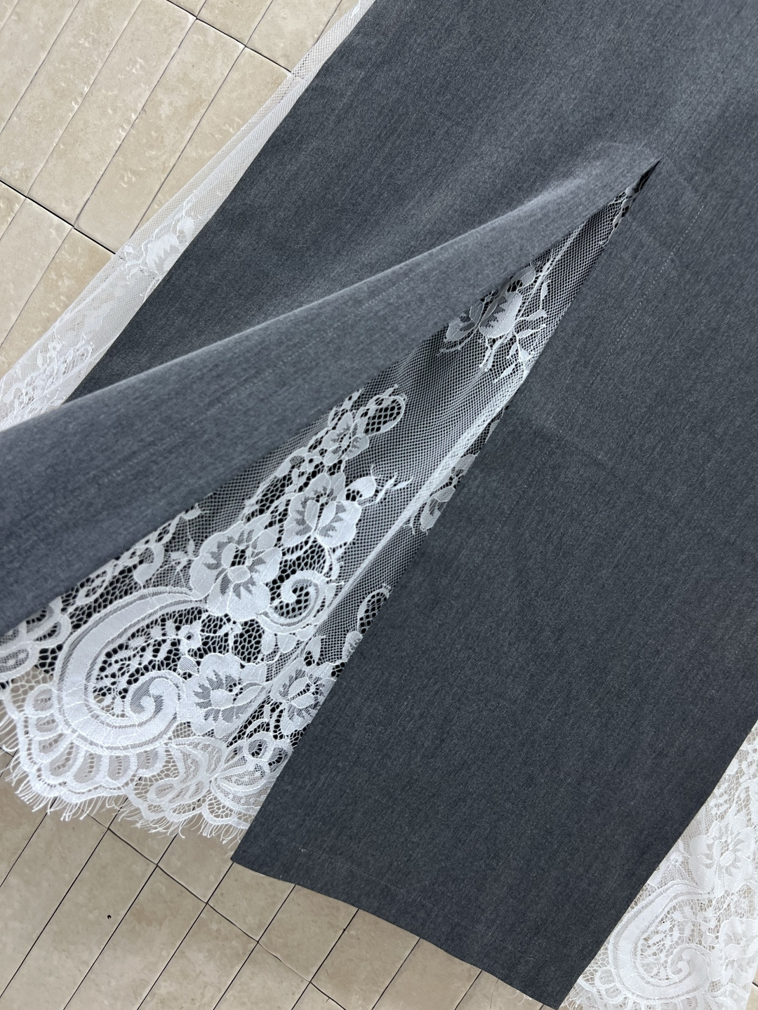 D家 25早秋新款 腰带装饰拼接蕾丝半裙 妥妥的显腿长 高腰A字版型 轻松将腰部和臀部修饰的很好 两侧开