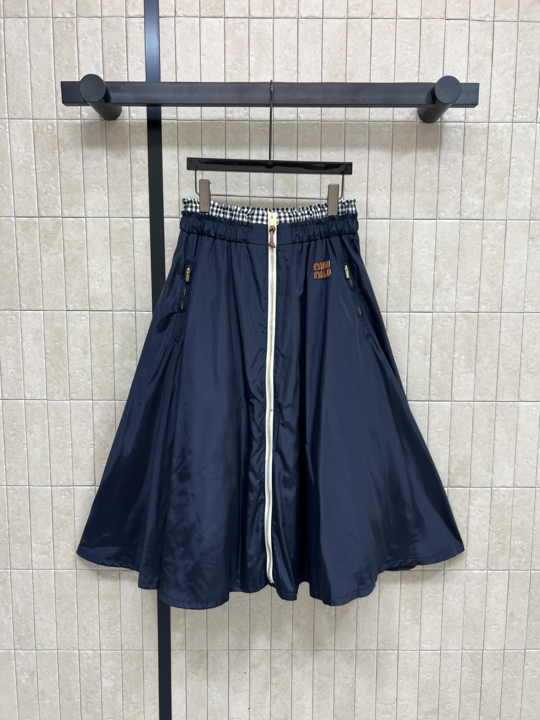 NO:465148,MIU Home 25 early autumn new style, plaid double waist nylon skirt, fashionable and retro, work style casual skirt, A-line style, skirt zipper design, two-wear style, American retro girl, fashionable and versatile, with a sense of handsomeness, modern and cool feeling, yet sexy, cool girls compare to fashionable items, one color and three-digit Size/S-M-L,,miumiu, skirts, alexander wang19860909MIU家 25早秋新款 格纹双腰头尼龙半身裙 时髦复古 工装风休闲裙 A 字版型 裙身拉链设计 可拉开两穿款 美式复古女孩 时髦又百搭 自带帅气感 摩登酷感又不失性感气息 酷女孩比入时髦单品一色三码 Size/S-M-L,,miumiu,skirts,alexander wang,Women's clothing