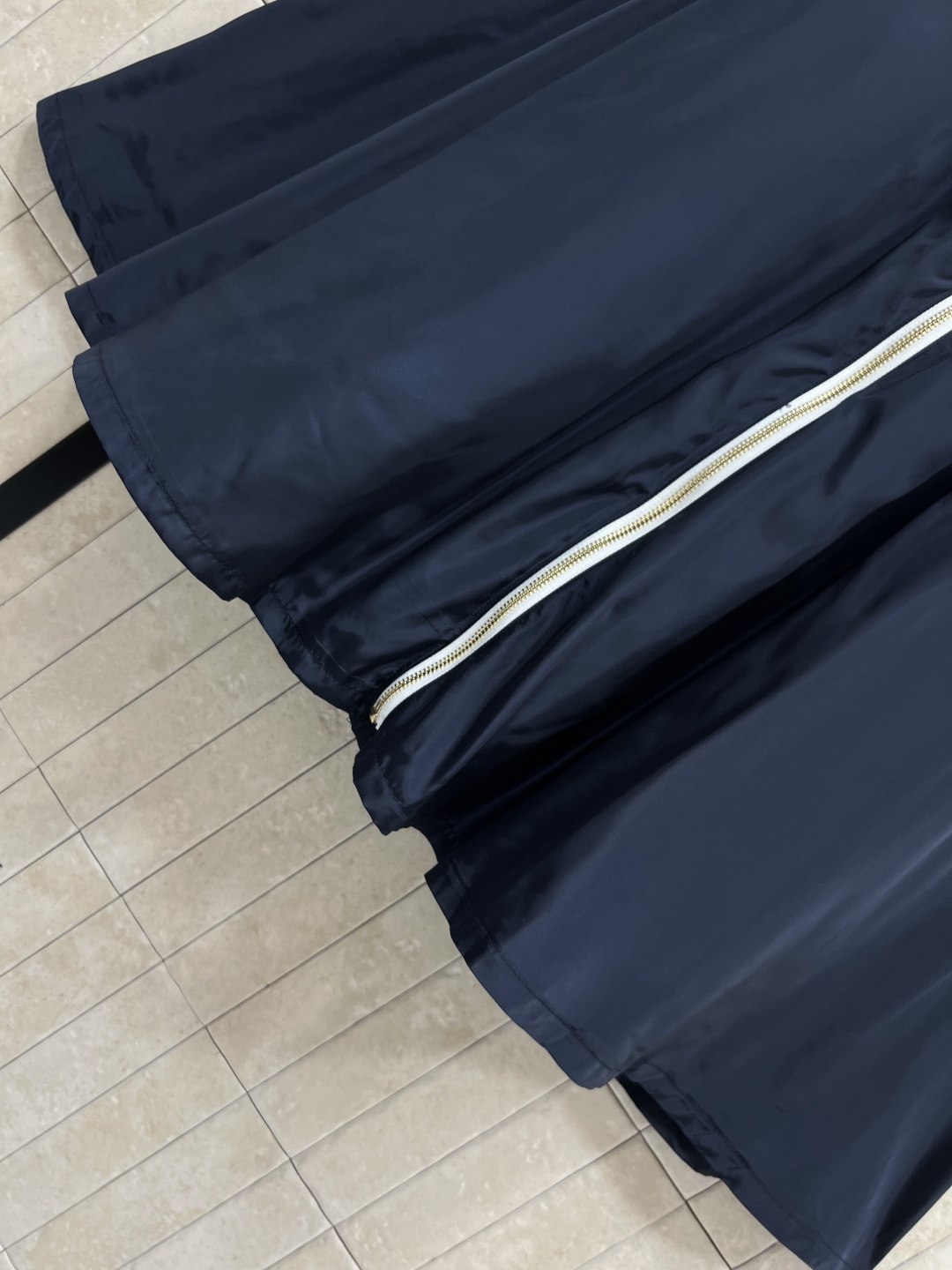 MIU家 25早秋新款 格纹双腰头尼龙半身裙 时髦复古 工装风休闲裙 A 字版型 裙身拉链设计 可拉开两