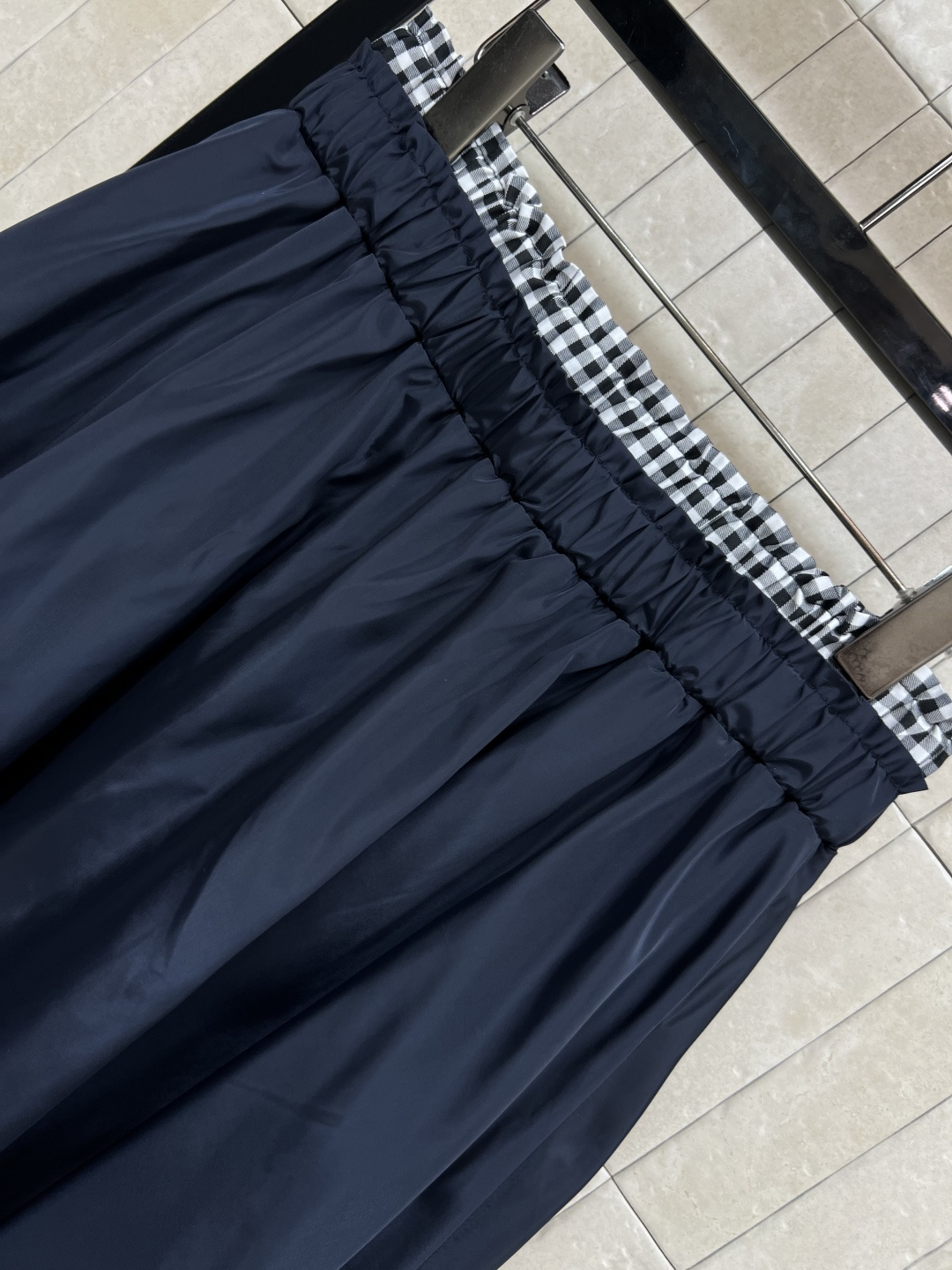 MIU家 25早秋新款 格纹双腰头尼龙半身裙 时髦复古 工装风休闲裙 A 字版型 裙身拉链设计 可拉开两