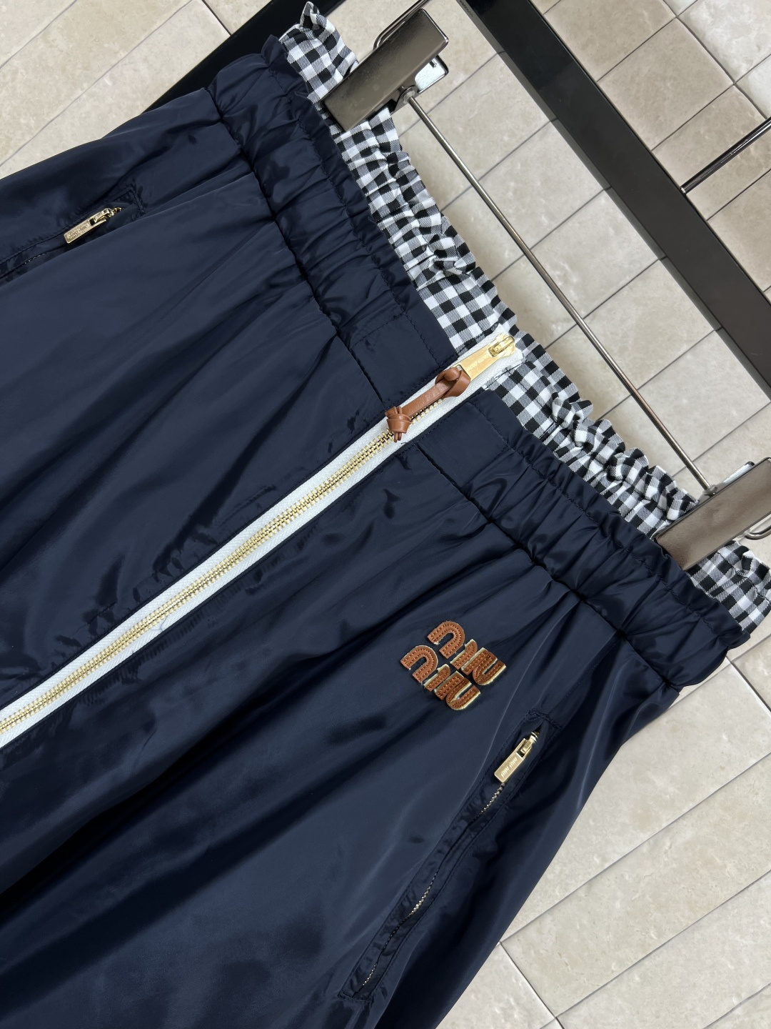 MIU家 25早秋新款 格纹双腰头尼龙半身裙 时髦复古 工装风休闲裙 A 字版型 裙身拉链设计 可拉开两